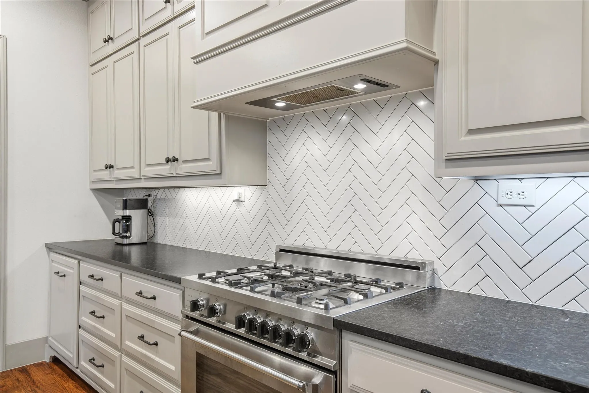 Single Family Residence For Sale in Dallas County , 2627 Mount View Drive, Farmers Branch, Texas 75234, 4 Bedroom, 4 Bathroom, 2 Garage spaces, 3,003 Sqft, built in 2014, mls#21383555, Real Estate Agent in Farmers Branch, Homes For Sale in Dallas county, Homes For Sale in Farmers Branch, Realtor in Farmers Branch Texas, Real Estate Brokerage Independent Realty Texas, Luminita Cordes Realtor