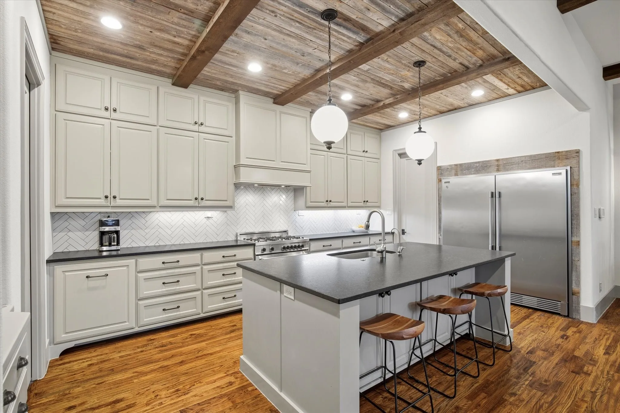 Single Family Residence For Sale in Dallas County , 2627 Mount View Drive, Farmers Branch, Texas 75234, 4 Bedroom, 4 Bathroom, 2 Garage spaces, 3,003 Sqft, built in 2014, mls#21383555, Real Estate Agent in Farmers Branch, Homes For Sale in Dallas county, Homes For Sale in Farmers Branch, Realtor in Farmers Branch Texas, Real Estate Brokerage Independent Realty Texas, Luminita Cordes Realtor