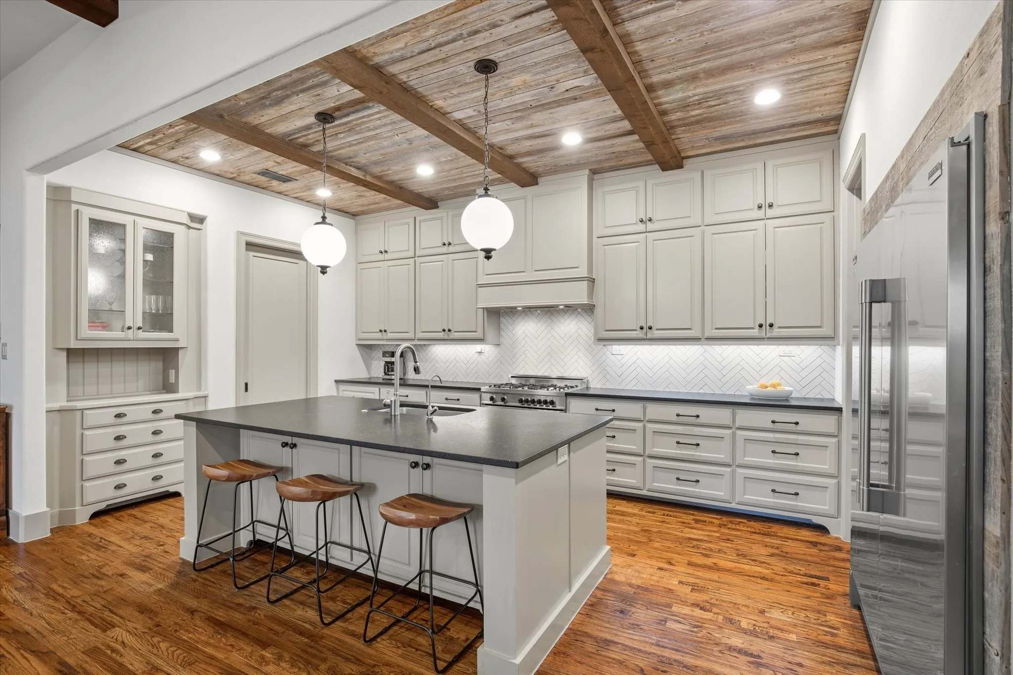 Single Family Residence For Sale in Dallas County , 2627 Mount View Drive, Farmers Branch, Texas 75234, 4 Bedroom, 4 Bathroom, 2 Garage spaces, 3,003 Sqft, built in 2014, mls#21383555, Real Estate Agent in Farmers Branch, Homes For Sale in Dallas county, Homes For Sale in Farmers Branch, Realtor in Farmers Branch Texas, Real Estate Brokerage Independent Realty Texas, Luminita Cordes Realtor
