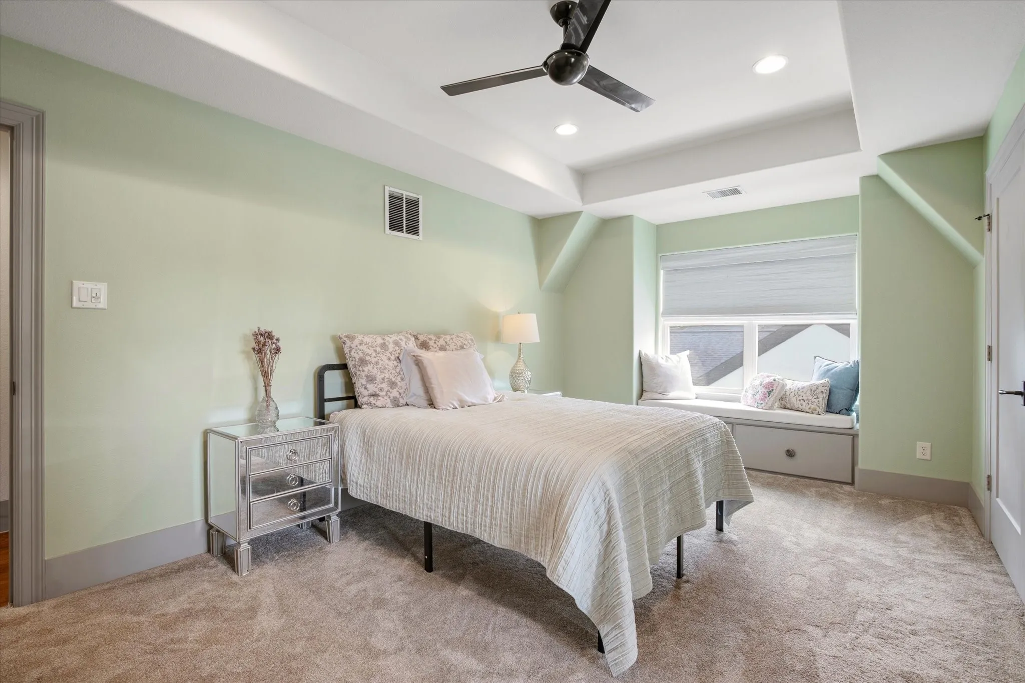 Single Family Residence For Sale in Dallas County , 2627 Mount View Drive, Farmers Branch, Texas 75234, 4 Bedroom, 4 Bathroom, 2 Garage spaces, 3,003 Sqft, built in 2014, mls#21383555, Real Estate Agent in Farmers Branch, Homes For Sale in Dallas county, Homes For Sale in Farmers Branch, Realtor in Farmers Branch Texas, Real Estate Brokerage Independent Realty Texas, Luminita Cordes Realtor