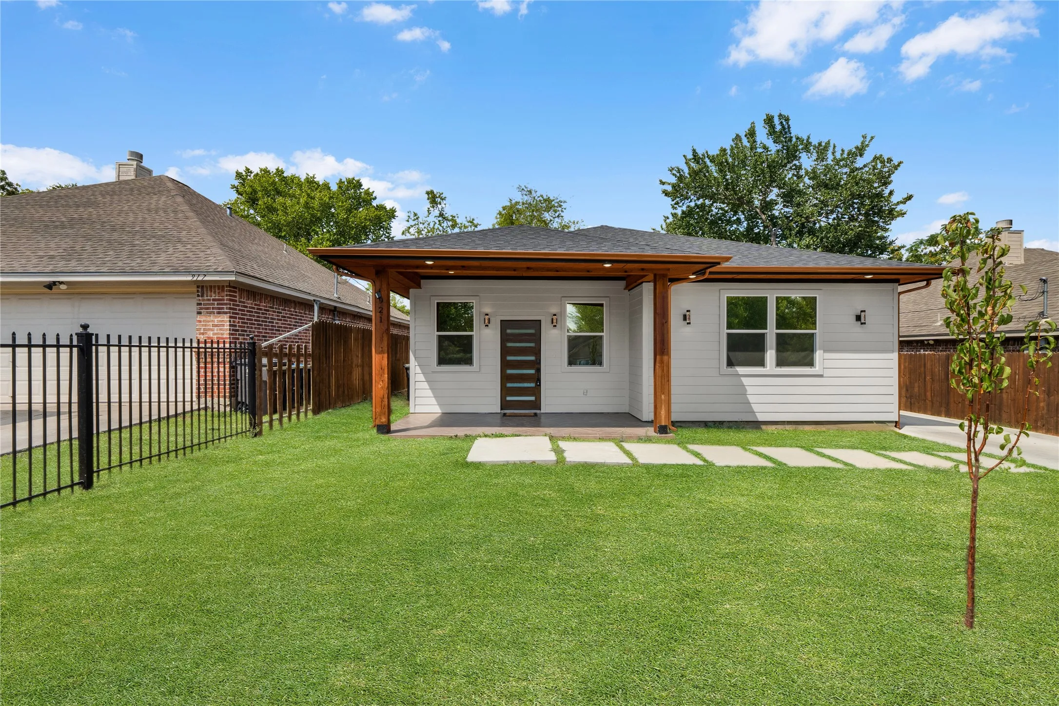 Single Family Residence For Sale in Tarrant County , 921 Bessie Street, Fort Worth, Texas 76104, 4 Bedroom, 3 Bathroom, Garage spaces, 1,762 Sqft, built in 2025, mls#21384079, Real Estate Agent in Fort Worth, Homes For Sale in Tarrant county, Homes For Sale in Fort Worth, Realtor in Fort Worth Texas, Real Estate Brokerage Independent Realty Texas, Luminita Cordes Realtor