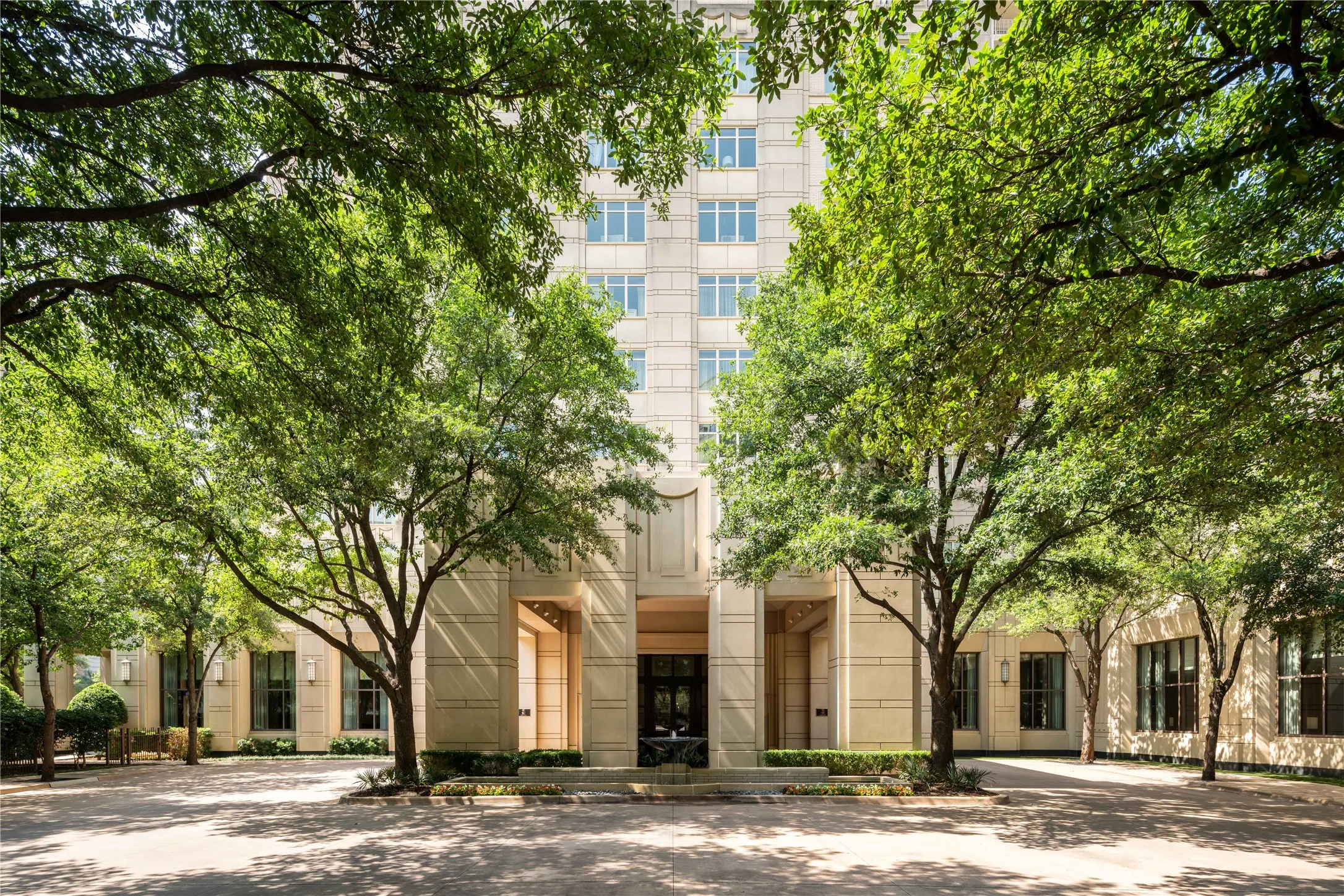 Condominium For Sale in Dallas County , 2525 N Pearl Street 1207, Dallas, Texas 75201, 2 Bedroom, 3 Bathroom, 2 Garage spaces, 2,412 Sqft, built in 2005, mls#21382536, Real Estate Agent in Dallas, Homes For Sale in Dallas county, Homes For Sale in Dallas, Realtor in Dallas Texas, Real Estate Brokerage Independent Realty Texas, Luminita Cordes Realtor