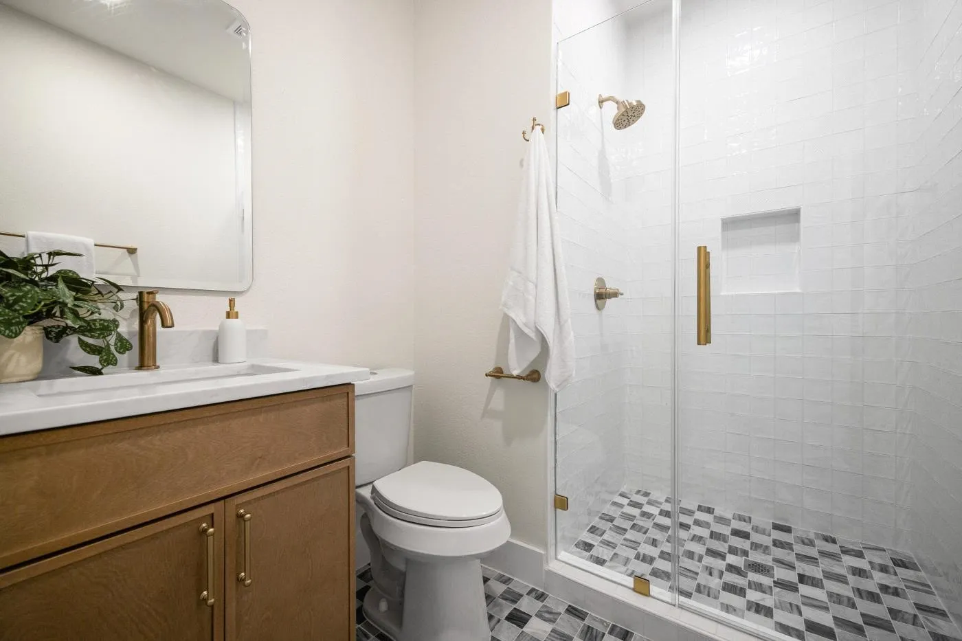 Single Family Residence For Sale in Tarrant County , 445 Chesapeake Lane, Southlake, Texas 76092, 6 Bedroom, 4 Bathroom, 3 Garage spaces, 4,013 Sqft, built in 2001, mls#21372045, Real Estate Agent in Southlake, Homes For Sale in Tarrant county, Homes For Sale in Southlake, Realtor in Southlake Texas, Real Estate Brokerage Independent Realty Texas, Luminita Cordes Realtor