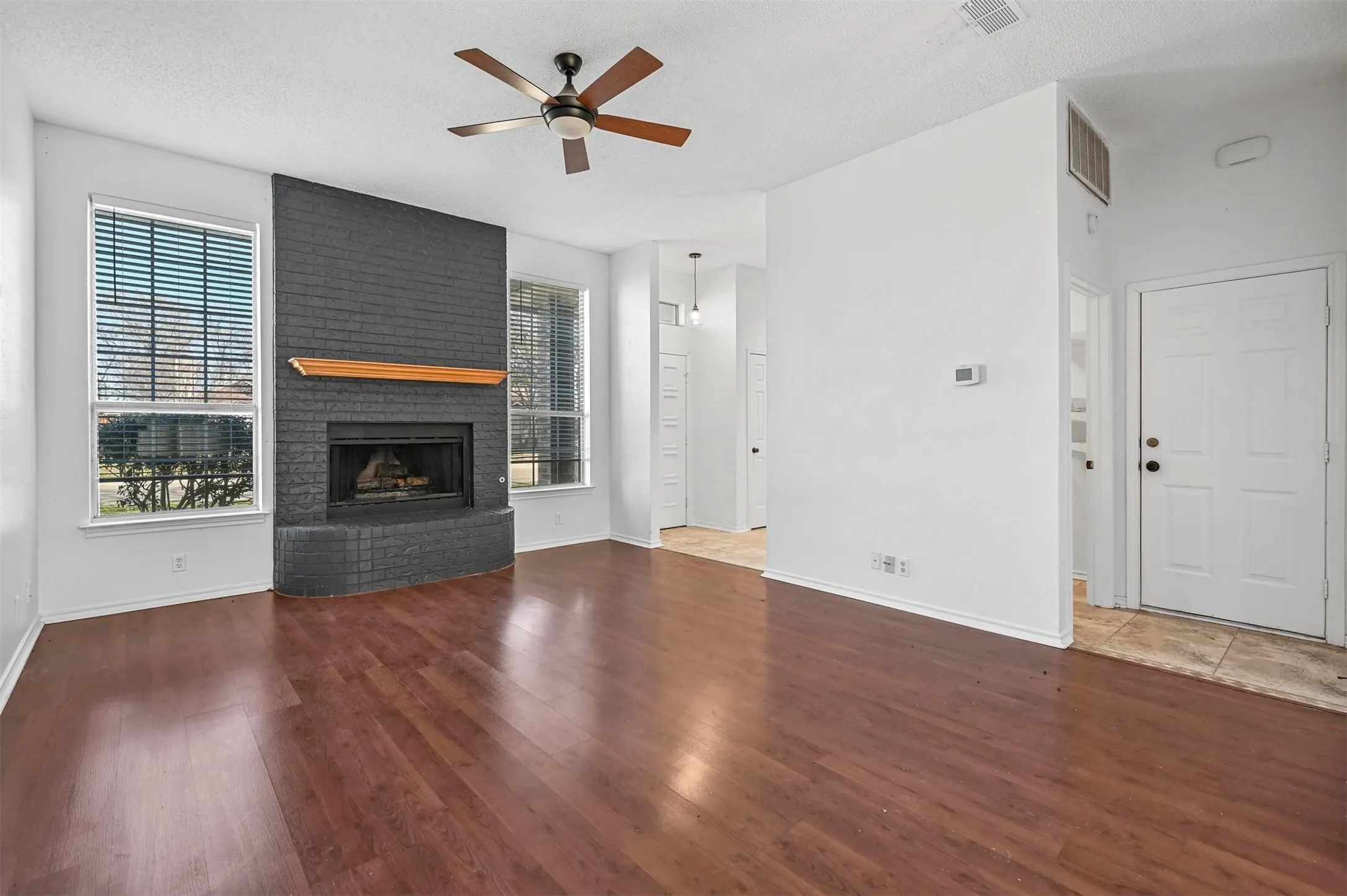 Single Family Residence For Rent in Denton County , 2114 Lattimore Street, Denton, Texas 76209, 3 Bedroom, 2 Bathroom, 2 Garage spaces, 1,441 Sqft, built in 1991, mls#21382829, Real Estate Agent in Denton, Homes For Rent in Denton county, Homes For Rent in Denton, Realtor in Denton Texas, Real Estate Brokerage Independent Realty Texas, Luminita Cordes Realtor