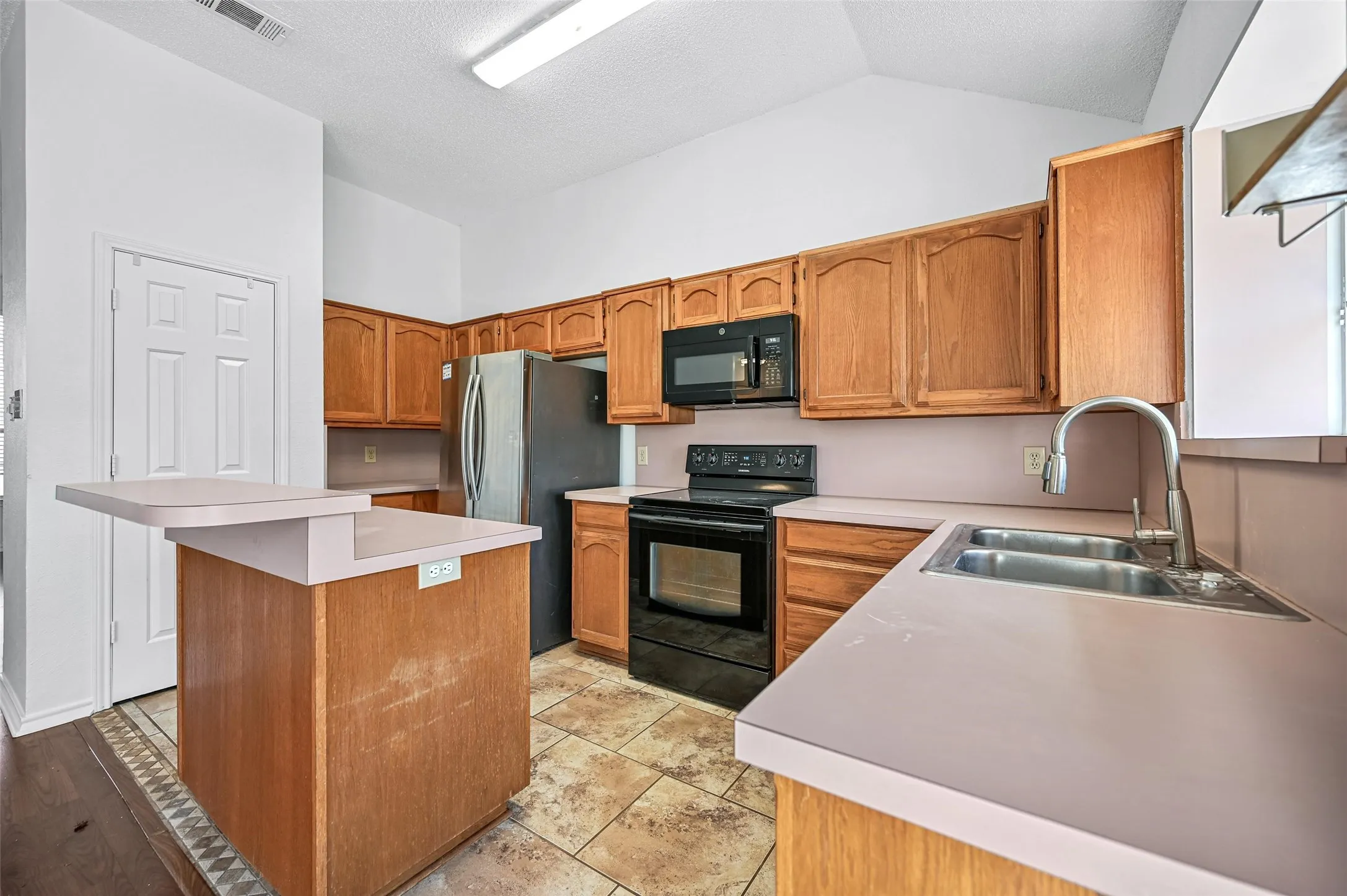 Single Family Residence For Rent in Denton County , 2114 Lattimore Street, Denton, Texas 76209, 3 Bedroom, 2 Bathroom, 2 Garage spaces, 1,441 Sqft, built in 1991, mls#21382829, Real Estate Agent in Denton, Homes For Rent in Denton county, Homes For Rent in Denton, Realtor in Denton Texas, Real Estate Brokerage Independent Realty Texas, Luminita Cordes Realtor