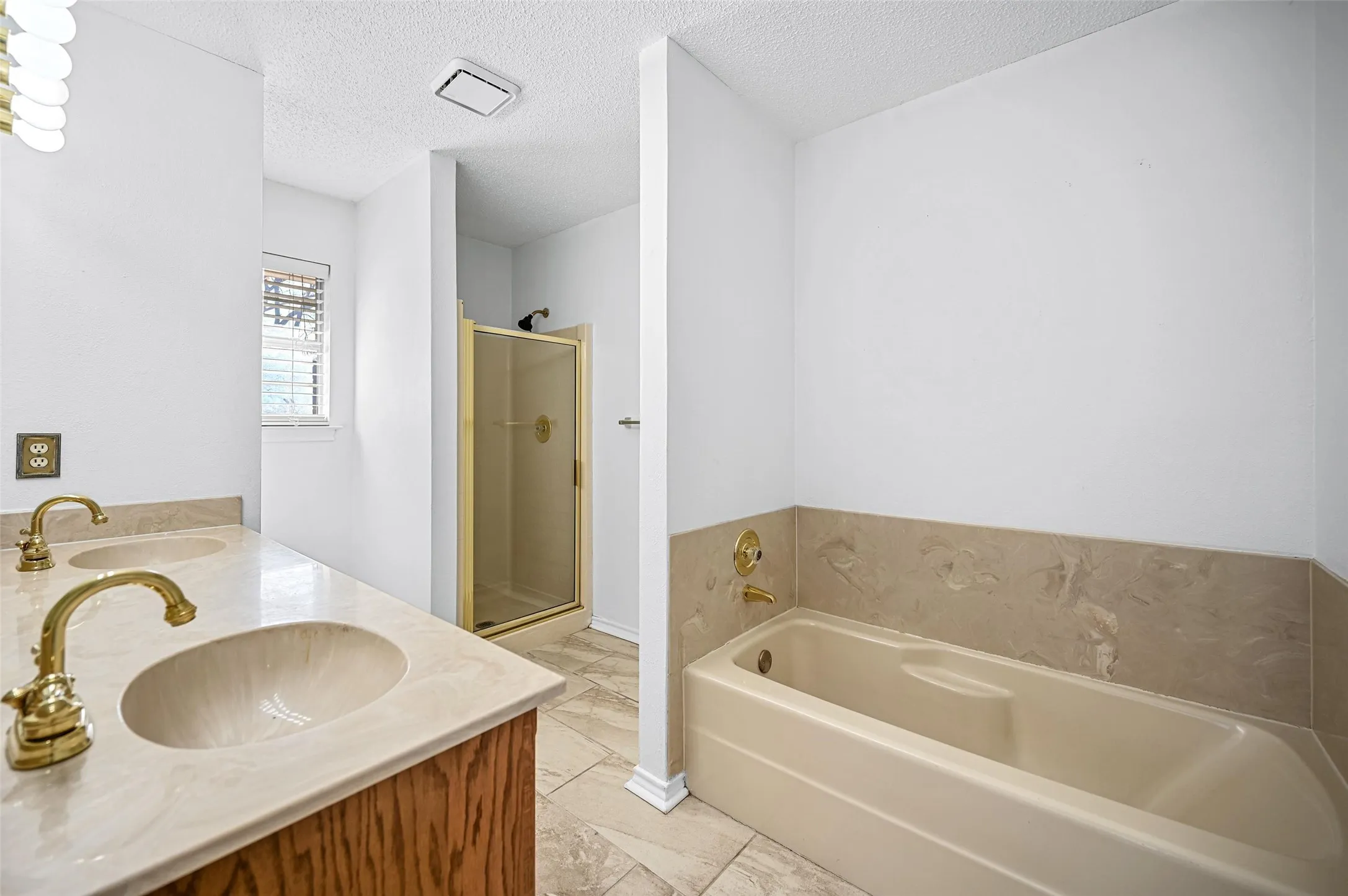 Single Family Residence For Rent in Denton County , 2114 Lattimore Street, Denton, Texas 76209, 3 Bedroom, 2 Bathroom, 2 Garage spaces, 1,441 Sqft, built in 1991, mls#21382829, Real Estate Agent in Denton, Homes For Rent in Denton county, Homes For Rent in Denton, Realtor in Denton Texas, Real Estate Brokerage Independent Realty Texas, Luminita Cordes Realtor