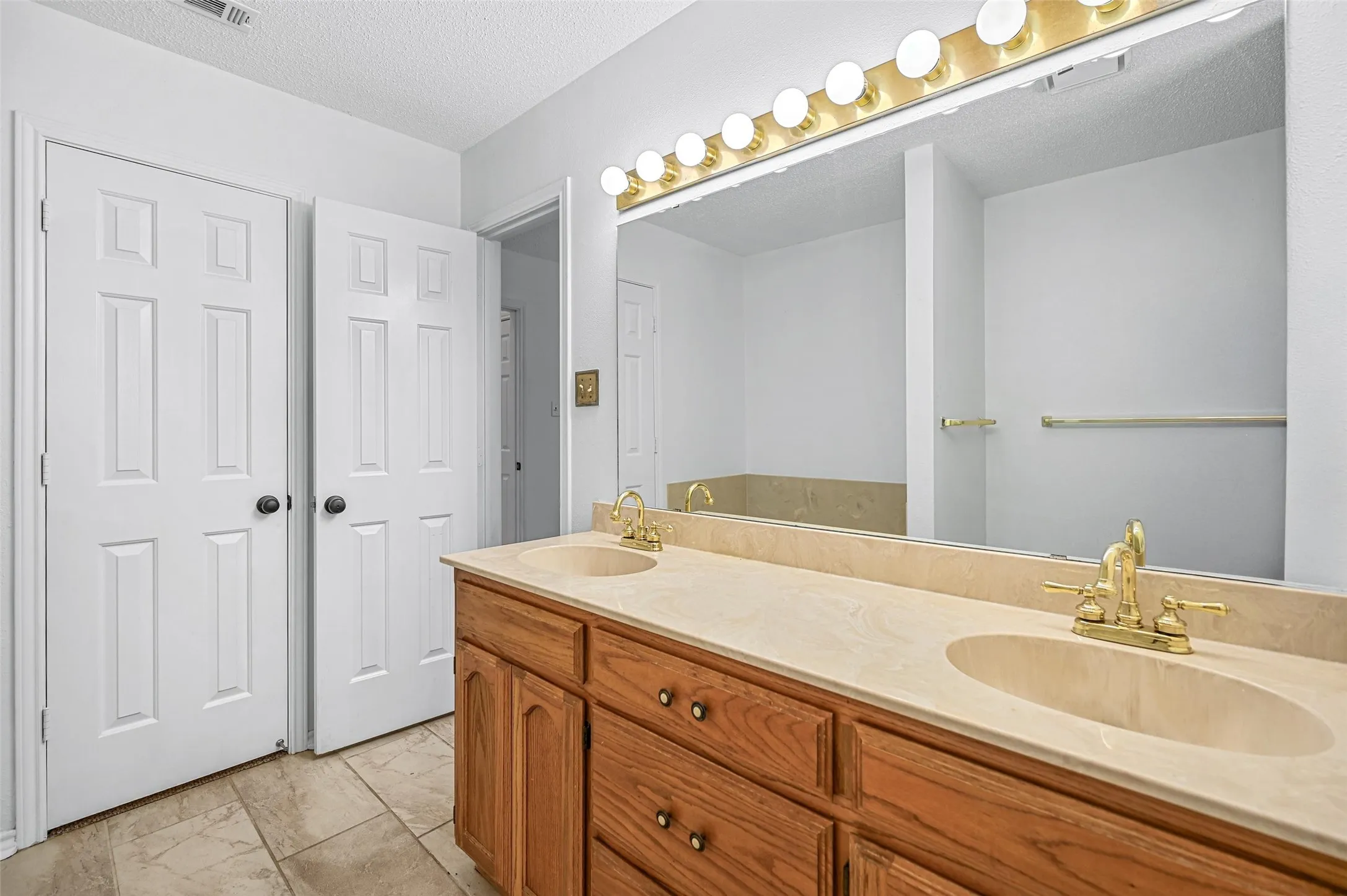 Single Family Residence For Rent in Denton County , 2114 Lattimore Street, Denton, Texas 76209, 3 Bedroom, 2 Bathroom, 2 Garage spaces, 1,441 Sqft, built in 1991, mls#21382829, Real Estate Agent in Denton, Homes For Rent in Denton county, Homes For Rent in Denton, Realtor in Denton Texas, Real Estate Brokerage Independent Realty Texas, Luminita Cordes Realtor