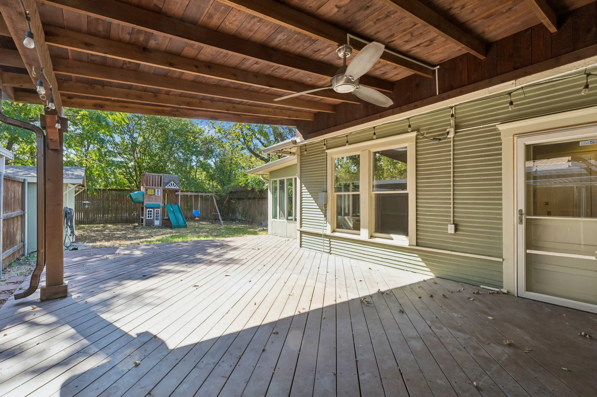 Single Family Residence For Rent in Dallas County , 6102 Worth Street, Dallas, Texas 75214, 3 Bedroom, 2 Bathroom, Garage spaces, 1,644 Sqft, built in 1932, mls#21372829, Real Estate Agent in Dallas, Homes For Rent in Dallas county, Homes For Rent in Dallas, Realtor in Dallas Texas, Real Estate Brokerage Independent Realty Texas, Luminita Cordes Realtor