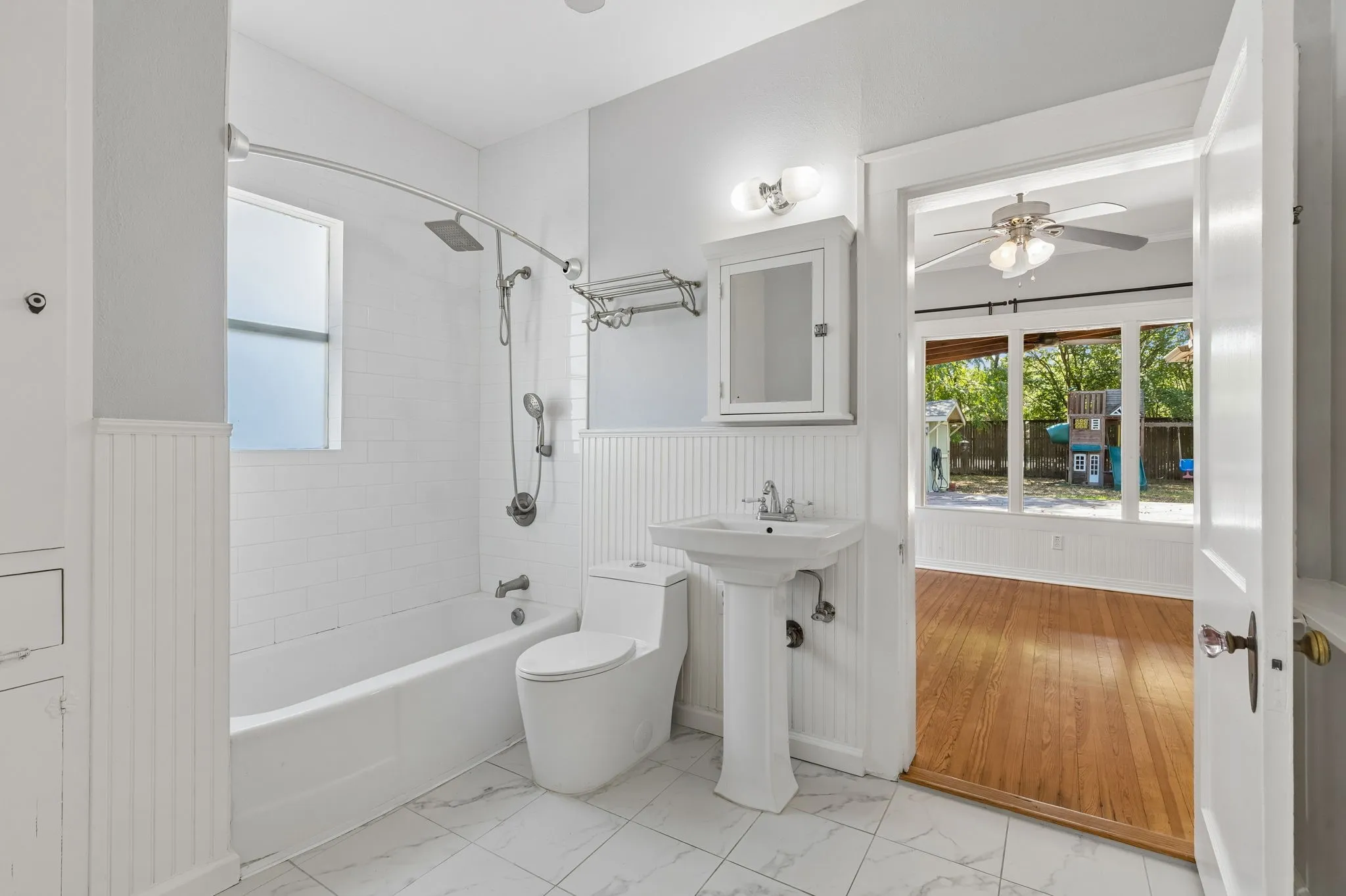 Single Family Residence For Rent in Dallas County , 6102 Worth Street, Dallas, Texas 75214, 3 Bedroom, 2 Bathroom, Garage spaces, 1,644 Sqft, built in 1932, mls#21372829, Real Estate Agent in Dallas, Homes For Rent in Dallas county, Homes For Rent in Dallas, Realtor in Dallas Texas, Real Estate Brokerage Independent Realty Texas, Luminita Cordes Realtor