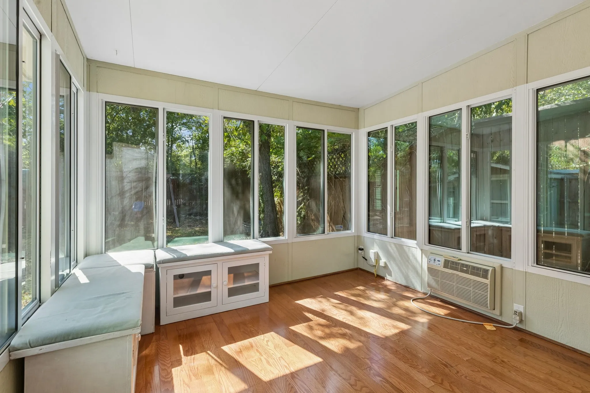 Single Family Residence For Rent in Dallas County , 6102 Worth Street, Dallas, Texas 75214, 3 Bedroom, 2 Bathroom, Garage spaces, 1,644 Sqft, built in 1932, mls#21372829, Real Estate Agent in Dallas, Homes For Rent in Dallas county, Homes For Rent in Dallas, Realtor in Dallas Texas, Real Estate Brokerage Independent Realty Texas, Luminita Cordes Realtor