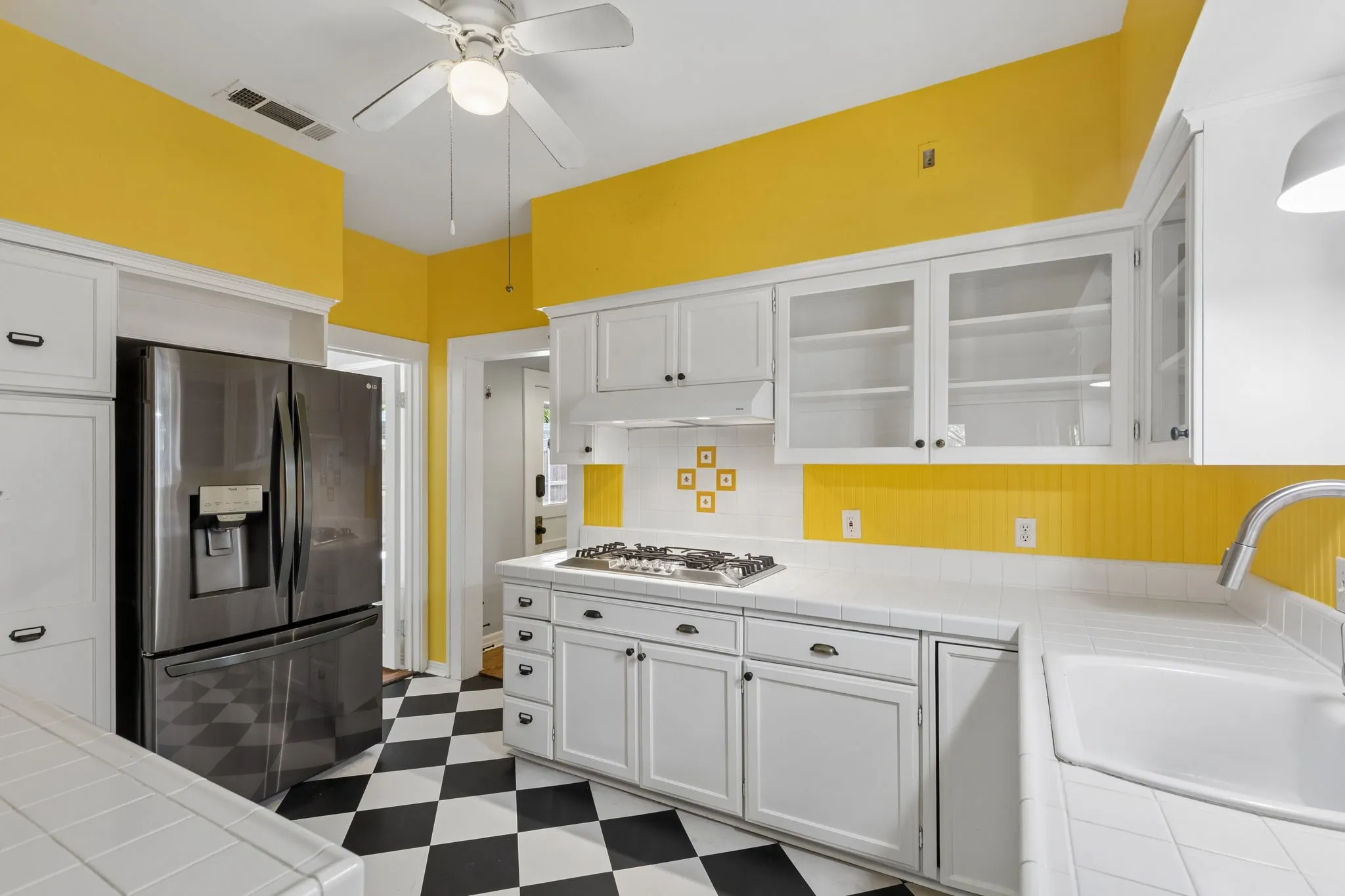 Single Family Residence For Rent in Dallas County , 6102 Worth Street, Dallas, Texas 75214, 3 Bedroom, 2 Bathroom, Garage spaces, 1,644 Sqft, built in 1932, mls#21372829, Real Estate Agent in Dallas, Homes For Rent in Dallas county, Homes For Rent in Dallas, Realtor in Dallas Texas, Real Estate Brokerage Independent Realty Texas, Luminita Cordes Realtor