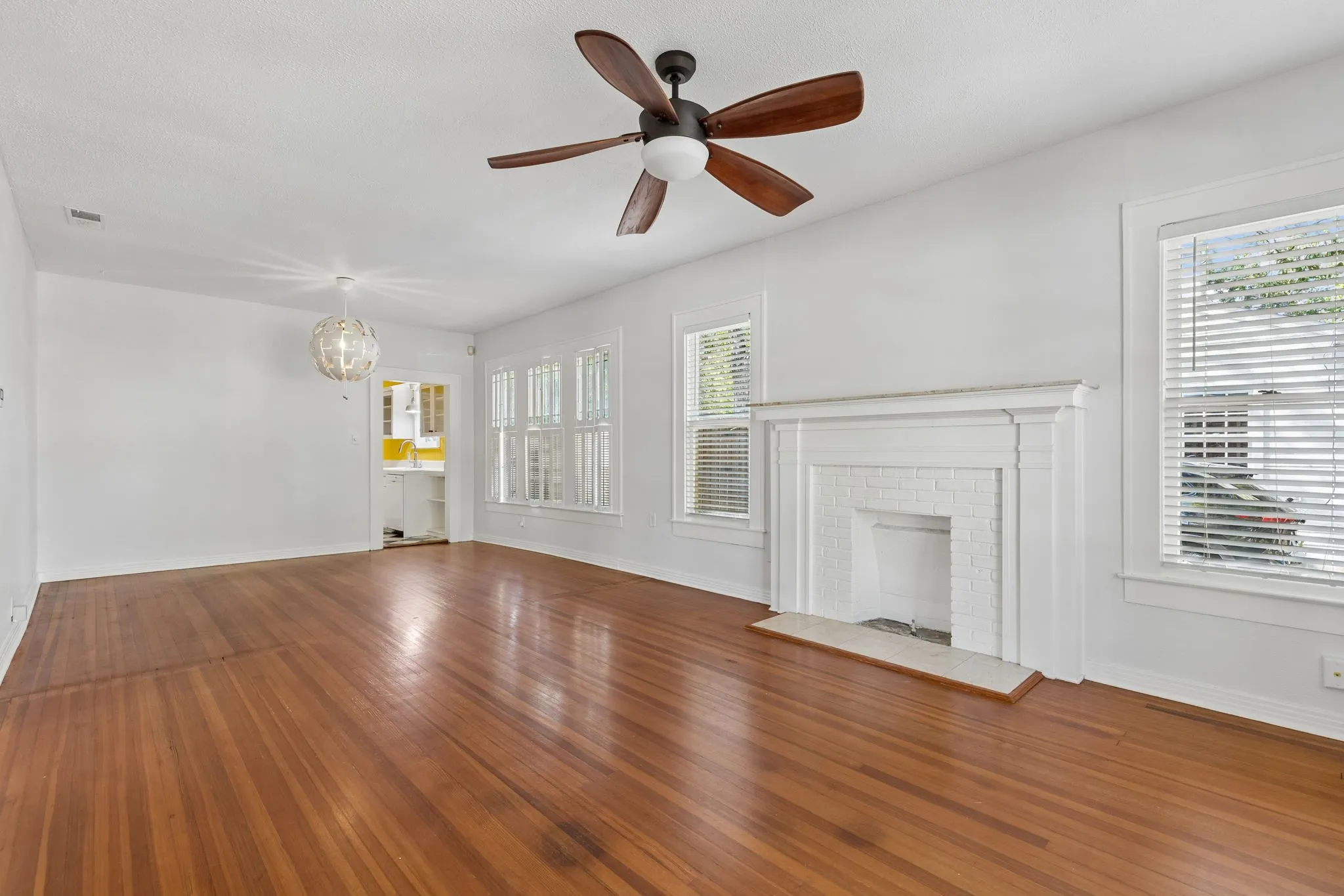Single Family Residence For Rent in Dallas County , 6102 Worth Street, Dallas, Texas 75214, 3 Bedroom, 2 Bathroom, Garage spaces, 1,644 Sqft, built in 1932, mls#21372829, Real Estate Agent in Dallas, Homes For Rent in Dallas county, Homes For Rent in Dallas, Realtor in Dallas Texas, Real Estate Brokerage Independent Realty Texas, Luminita Cordes Realtor