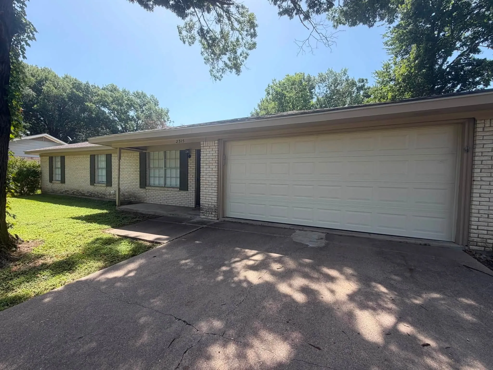 Single Family Residence For Rent in Navarro County , 2315 W Park Avenue, Corsicana, Texas 75110, 3 Bedroom, 2 Bathroom, 2 Garage spaces, 1,392 Sqft, built in 1966, mls#21344530, Real Estate Agent in Corsicana, Homes For Rent in Navarro county, Homes For Rent in Corsicana, Realtor in Corsicana Texas, Real Estate Brokerage Independent Realty Texas, Luminita Cordes Realtor