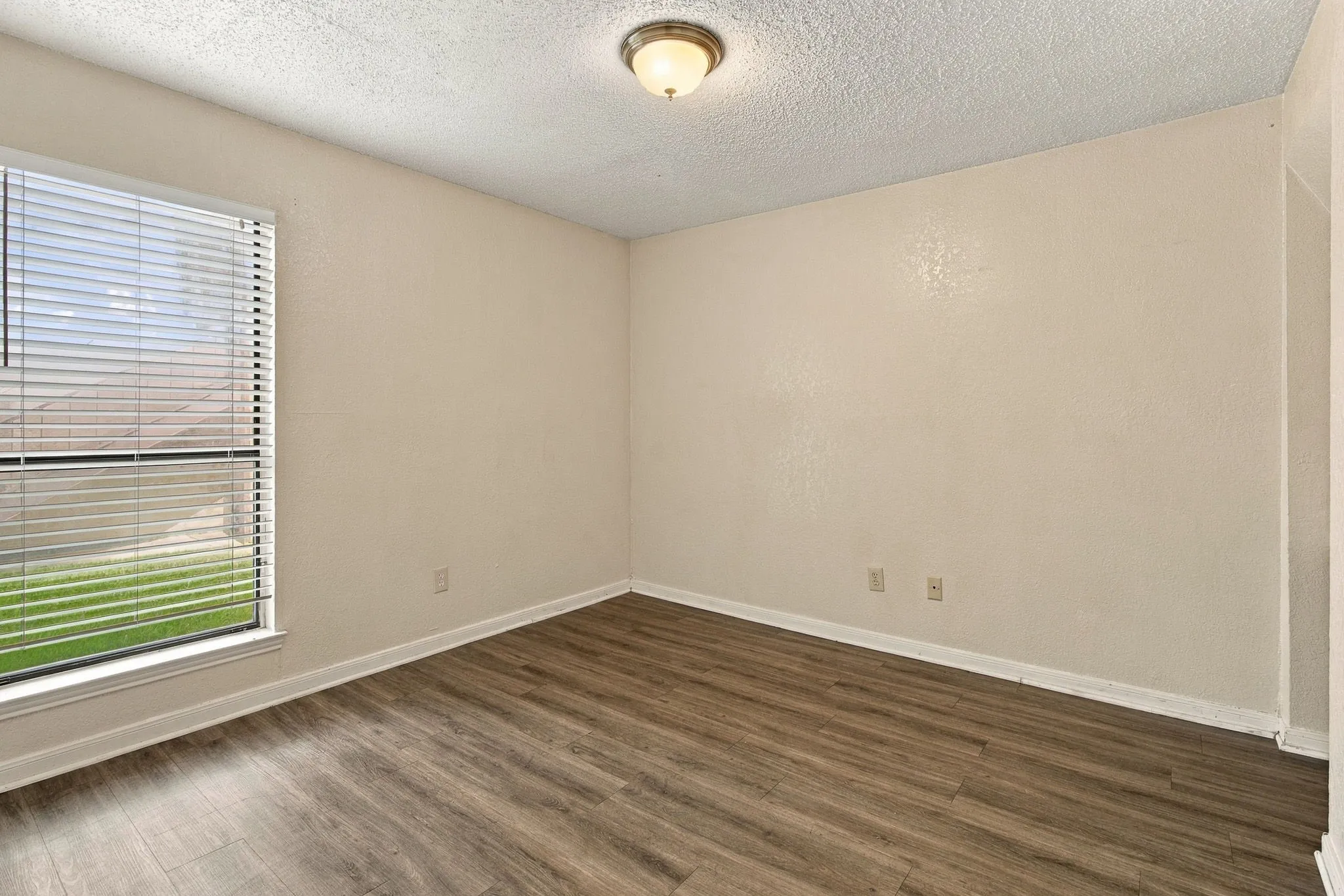 Condominium For Sale in Tarrant County , 1204 Horizon Trail 3410, Arlington, Texas 76011, 2 Bedroom, 2 Bathroom, Garage spaces, 1,025 Sqft, built in 1982, mls#21384054, Real Estate Agent in Arlington, Homes For Sale in Tarrant county, Homes For Sale in Arlington, Realtor in Arlington Texas, Real Estate Brokerage Independent Realty Texas, Luminita Cordes Realtor