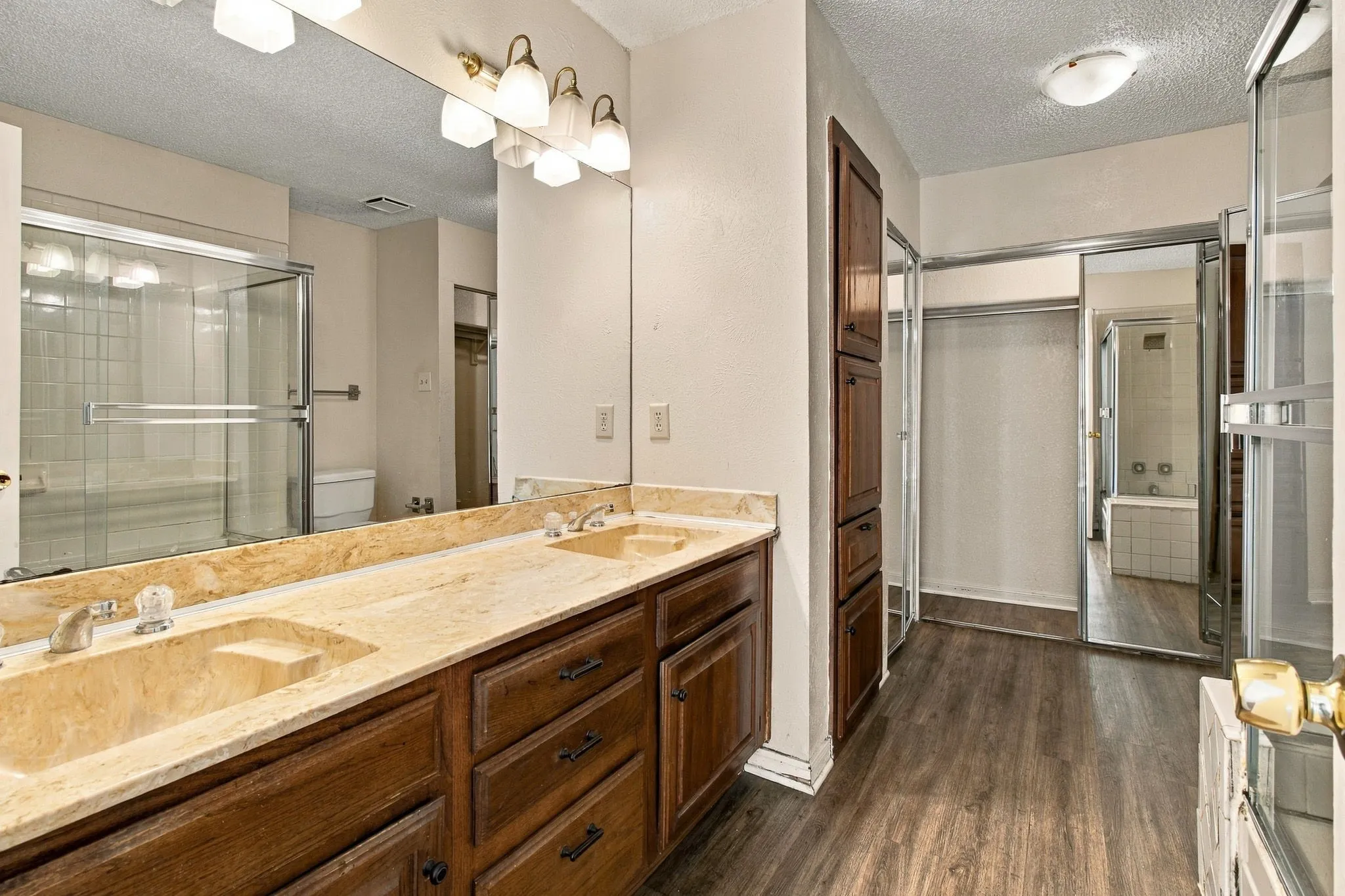 Condominium For Sale in Tarrant County , 1204 Horizon Trail 3410, Arlington, Texas 76011, 2 Bedroom, 2 Bathroom, Garage spaces, 1,025 Sqft, built in 1982, mls#21384054, Real Estate Agent in Arlington, Homes For Sale in Tarrant county, Homes For Sale in Arlington, Realtor in Arlington Texas, Real Estate Brokerage Independent Realty Texas, Luminita Cordes Realtor
