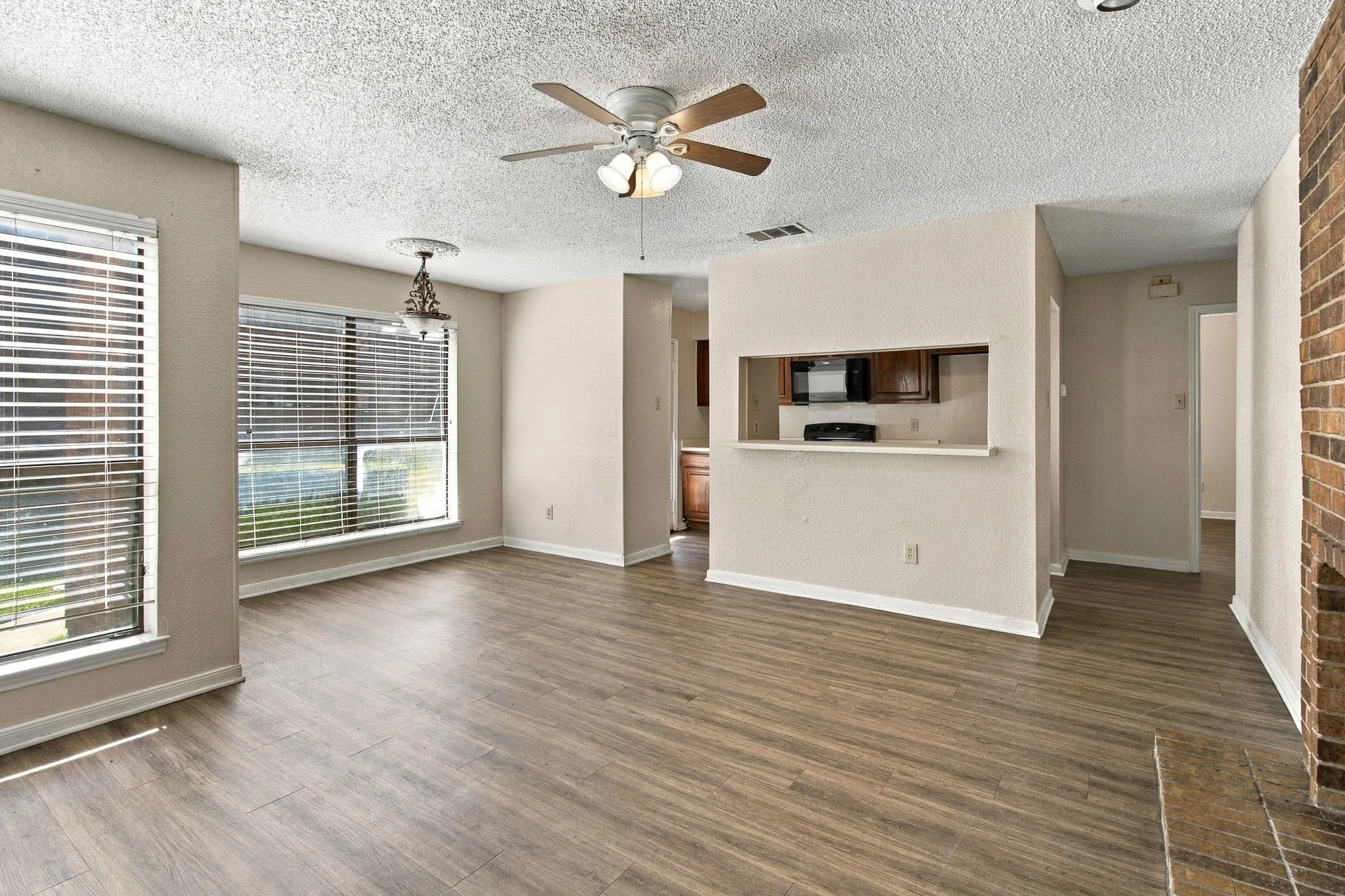 Condominium For Sale in Tarrant County , 1204 Horizon Trail 3410, Arlington, Texas 76011, 2 Bedroom, 2 Bathroom, Garage spaces, 1,025 Sqft, built in 1982, mls#21384054, Real Estate Agent in Arlington, Homes For Sale in Tarrant county, Homes For Sale in Arlington, Realtor in Arlington Texas, Real Estate Brokerage Independent Realty Texas, Luminita Cordes Realtor