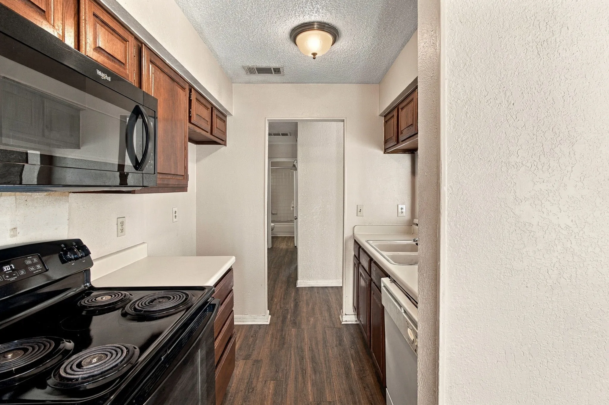 Condominium For Sale in Tarrant County , 1204 Horizon Trail 3410, Arlington, Texas 76011, 2 Bedroom, 2 Bathroom, Garage spaces, 1,025 Sqft, built in 1982, mls#21384054, Real Estate Agent in Arlington, Homes For Sale in Tarrant county, Homes For Sale in Arlington, Realtor in Arlington Texas, Real Estate Brokerage Independent Realty Texas, Luminita Cordes Realtor