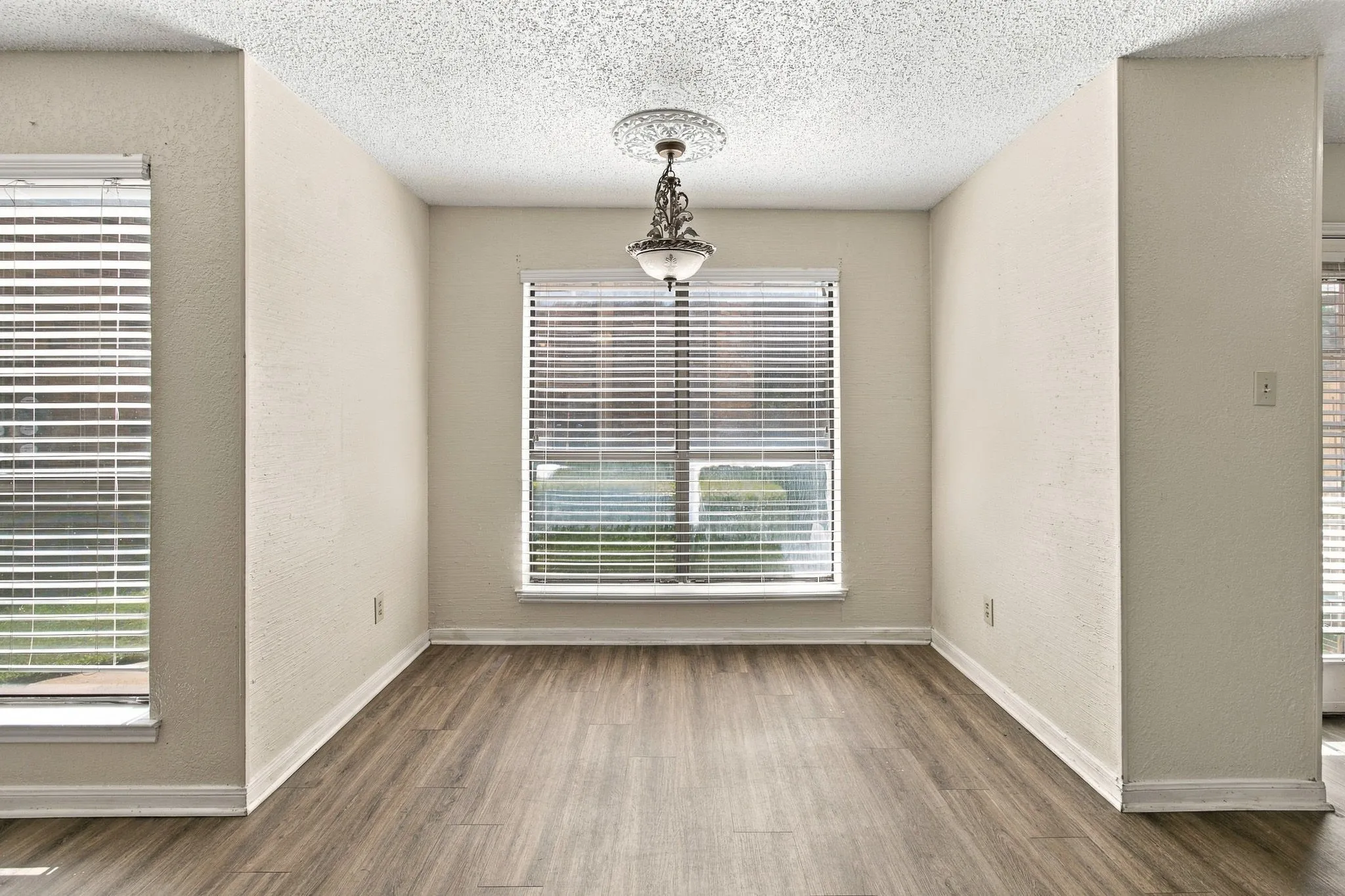Condominium For Sale in Tarrant County , 1204 Horizon Trail 3410, Arlington, Texas 76011, 2 Bedroom, 2 Bathroom, Garage spaces, 1,025 Sqft, built in 1982, mls#21384054, Real Estate Agent in Arlington, Homes For Sale in Tarrant county, Homes For Sale in Arlington, Realtor in Arlington Texas, Real Estate Brokerage Independent Realty Texas, Luminita Cordes Realtor