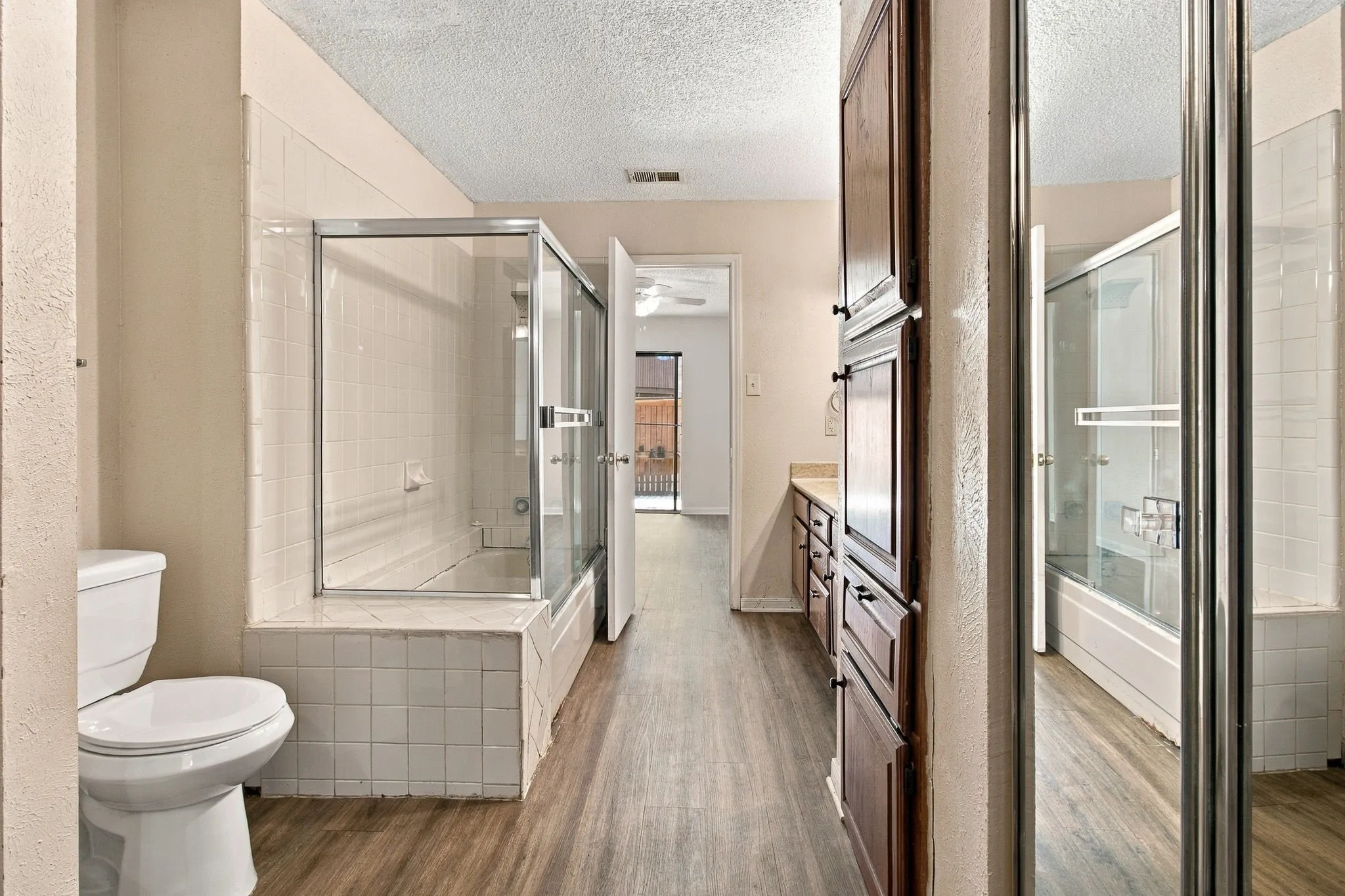 Condominium For Sale in Tarrant County , 1204 Horizon Trail 3410, Arlington, Texas 76011, 2 Bedroom, 2 Bathroom, Garage spaces, 1,025 Sqft, built in 1982, mls#21384054, Real Estate Agent in Arlington, Homes For Sale in Tarrant county, Homes For Sale in Arlington, Realtor in Arlington Texas, Real Estate Brokerage Independent Realty Texas, Luminita Cordes Realtor