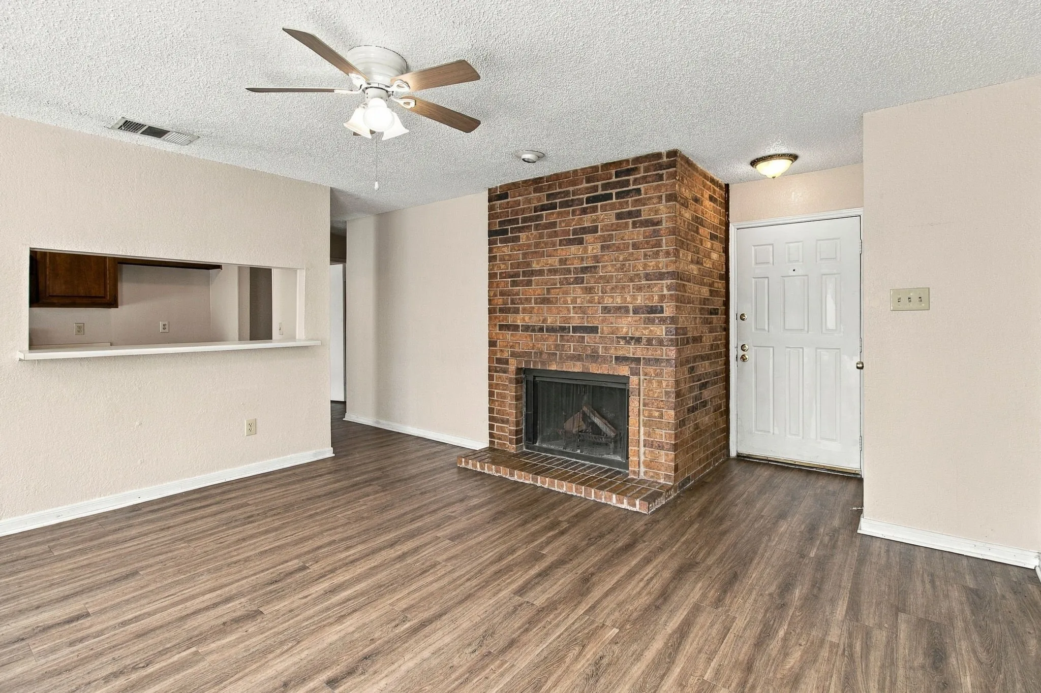 Condominium For Sale in Tarrant County , 1204 Horizon Trail 3410, Arlington, Texas 76011, 2 Bedroom, 2 Bathroom, Garage spaces, 1,025 Sqft, built in 1982, mls#21384054, Real Estate Agent in Arlington, Homes For Sale in Tarrant county, Homes For Sale in Arlington, Realtor in Arlington Texas, Real Estate Brokerage Independent Realty Texas, Luminita Cordes Realtor
