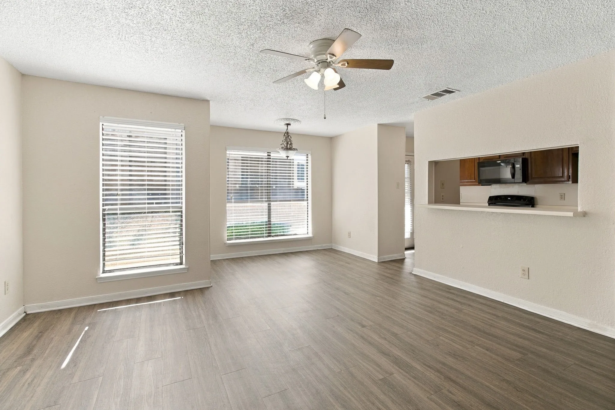 Condominium For Sale in Tarrant County , 1204 Horizon Trail 3410, Arlington, Texas 76011, 2 Bedroom, 2 Bathroom, Garage spaces, 1,025 Sqft, built in 1982, mls#21384054, Real Estate Agent in Arlington, Homes For Sale in Tarrant county, Homes For Sale in Arlington, Realtor in Arlington Texas, Real Estate Brokerage Independent Realty Texas, Luminita Cordes Realtor
