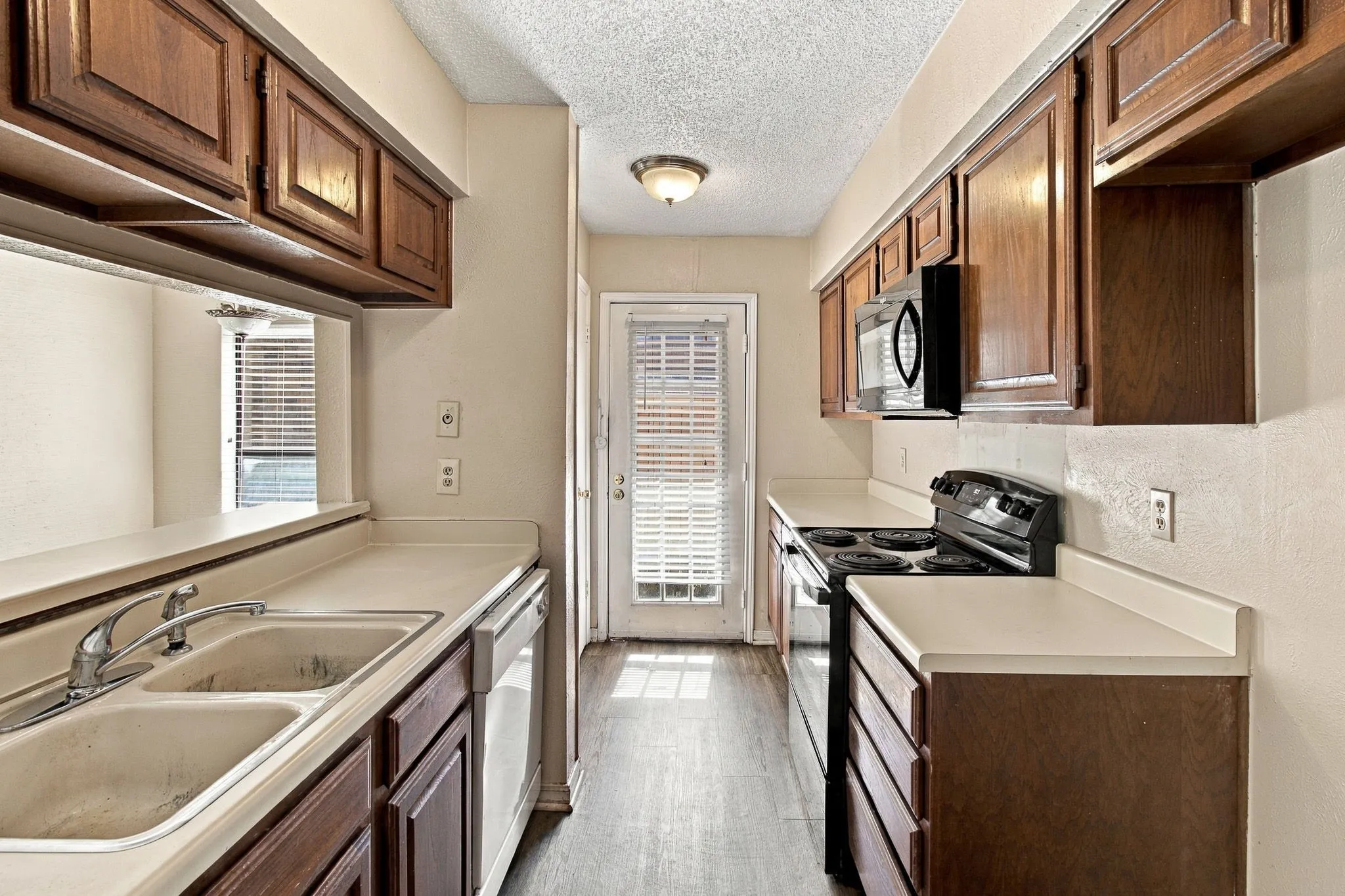 Condominium For Sale in Tarrant County , 1204 Horizon Trail 3410, Arlington, Texas 76011, 2 Bedroom, 2 Bathroom, Garage spaces, 1,025 Sqft, built in 1982, mls#21384054, Real Estate Agent in Arlington, Homes For Sale in Tarrant county, Homes For Sale in Arlington, Realtor in Arlington Texas, Real Estate Brokerage Independent Realty Texas, Luminita Cordes Realtor