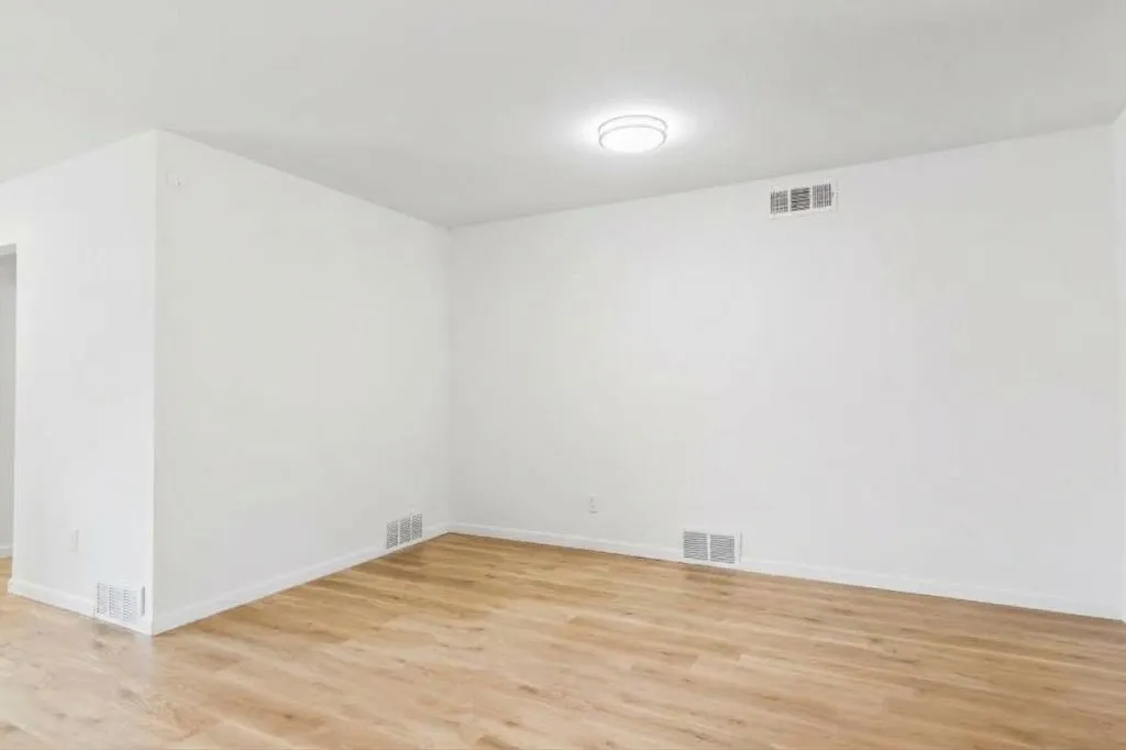 Recessed ceiling light fixture and light wood-finish flooring