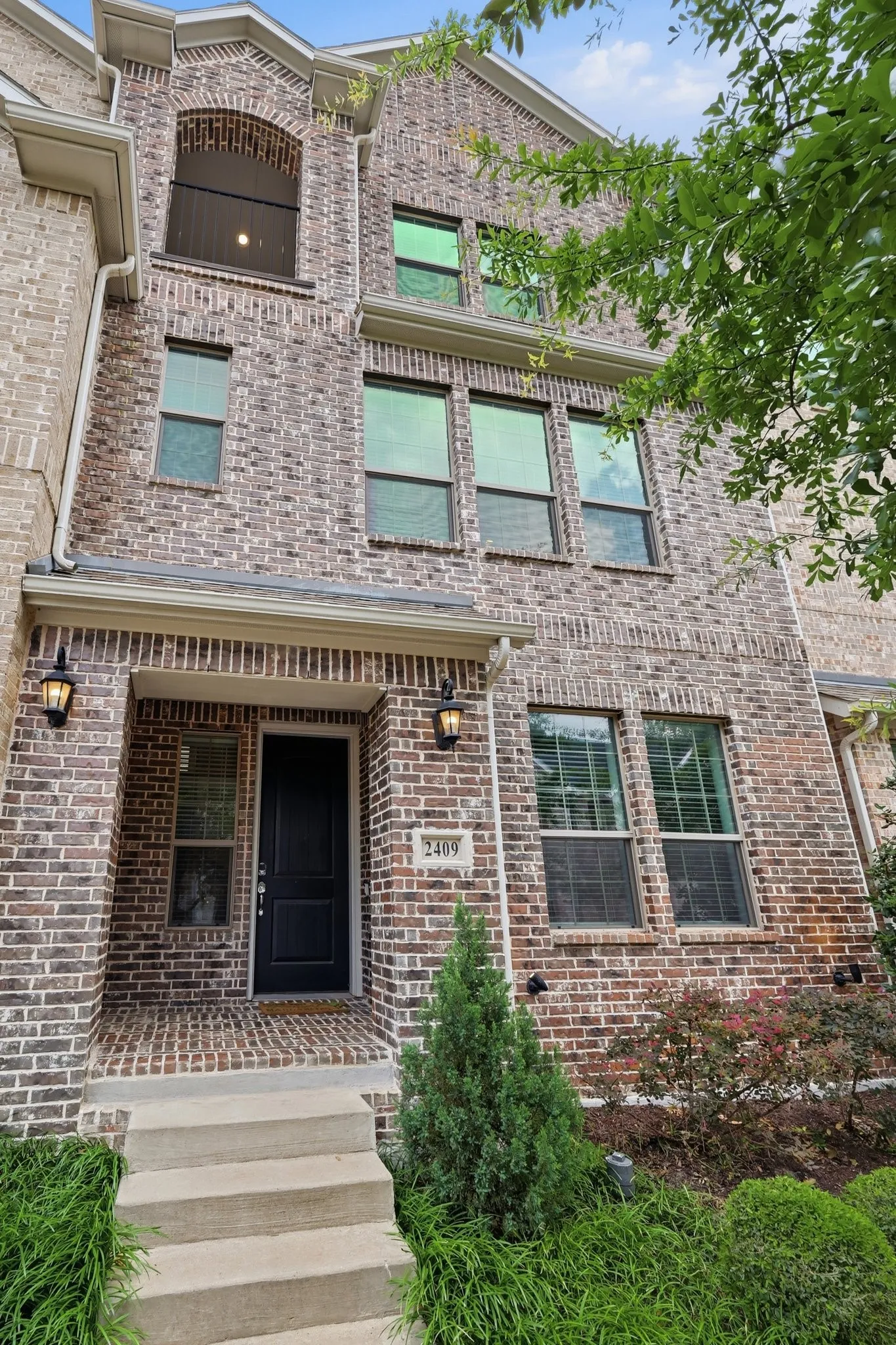 Gorgeous entry so close to the walking trail and park!