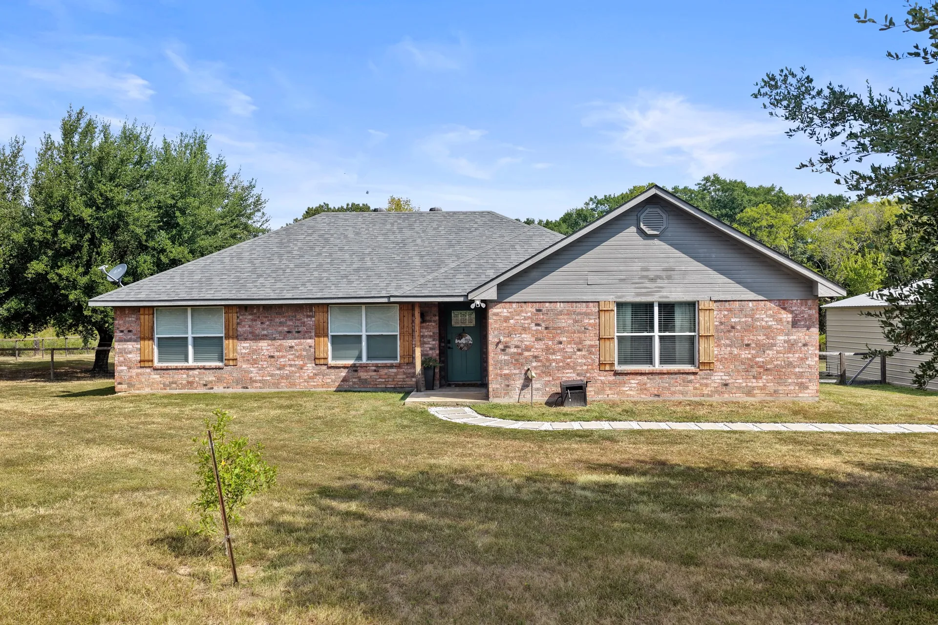 Single Family Residence For Sale in Titus County , 380 N Frontage Rd, Mt Pleasant, Texas 75455, 4 Bedroom, 2 Bathroom, Garage spaces, 1,728 Sqft, built in 1999, mls#21384155, Real Estate Agent in Mt Pleasant, Homes For Sale in Titus county, Homes For Sale in Mt Pleasant, Realtor in Mt Pleasant Texas, Real Estate Brokerage Independent Realty Texas, Luminita Cordes Realtor
