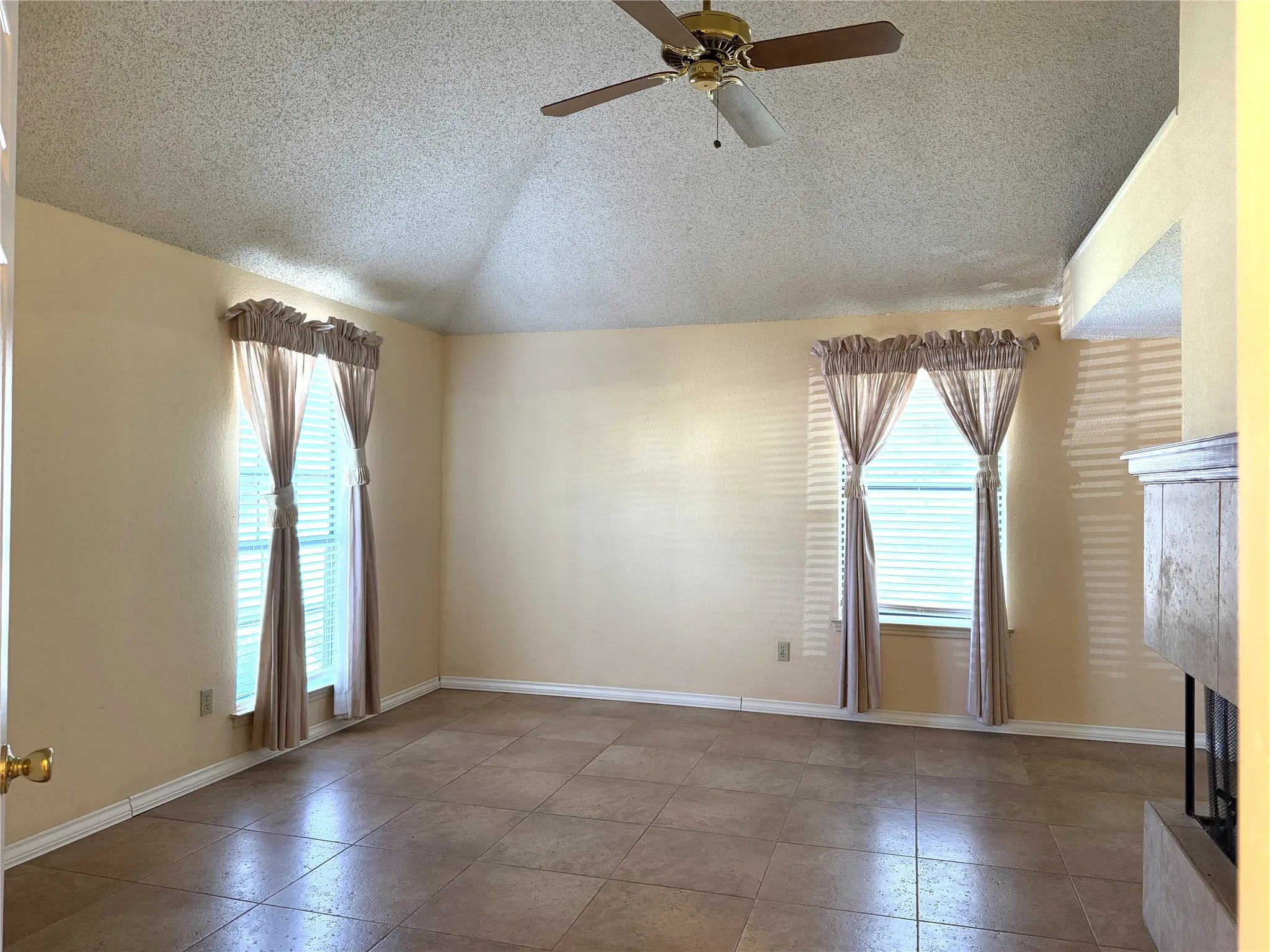 Single Family Residence For Sale in Dallas County , 653 Thompson Drive, Coppell, Texas 75019, 4 Bedroom, 2 Bathroom, 2 Garage spaces, 1,958 Sqft, built in 1986, mls#21383932, Real Estate Agent in Coppell, Homes For Sale in Dallas county, Homes For Sale in Coppell, Realtor in Coppell Texas, Real Estate Brokerage Independent Realty Texas, Luminita Cordes Realtor