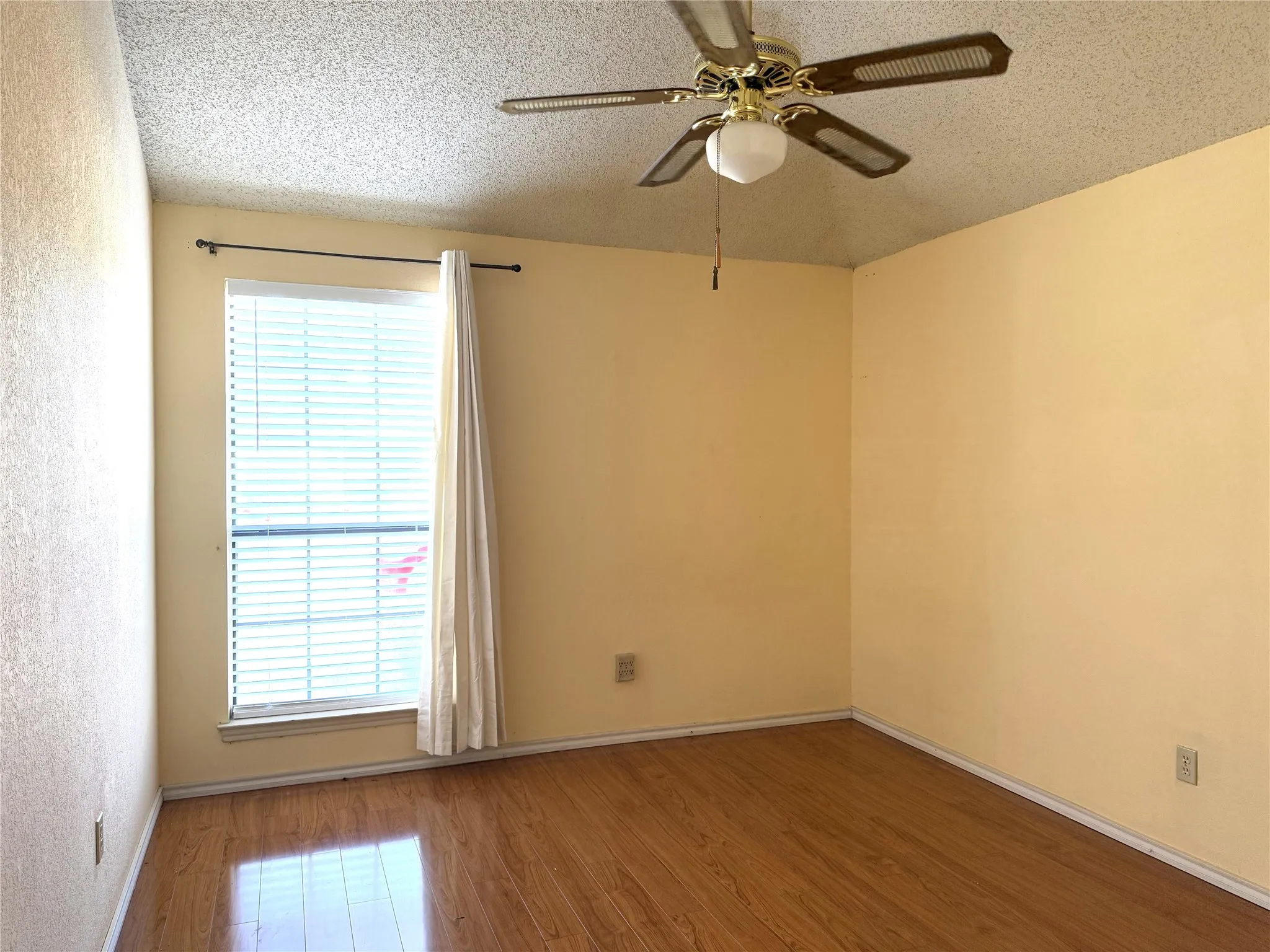 Single Family Residence For Sale in Dallas County , 653 Thompson Drive, Coppell, Texas 75019, 4 Bedroom, 2 Bathroom, 2 Garage spaces, 1,958 Sqft, built in 1986, mls#21383932, Real Estate Agent in Coppell, Homes For Sale in Dallas county, Homes For Sale in Coppell, Realtor in Coppell Texas, Real Estate Brokerage Independent Realty Texas, Luminita Cordes Realtor