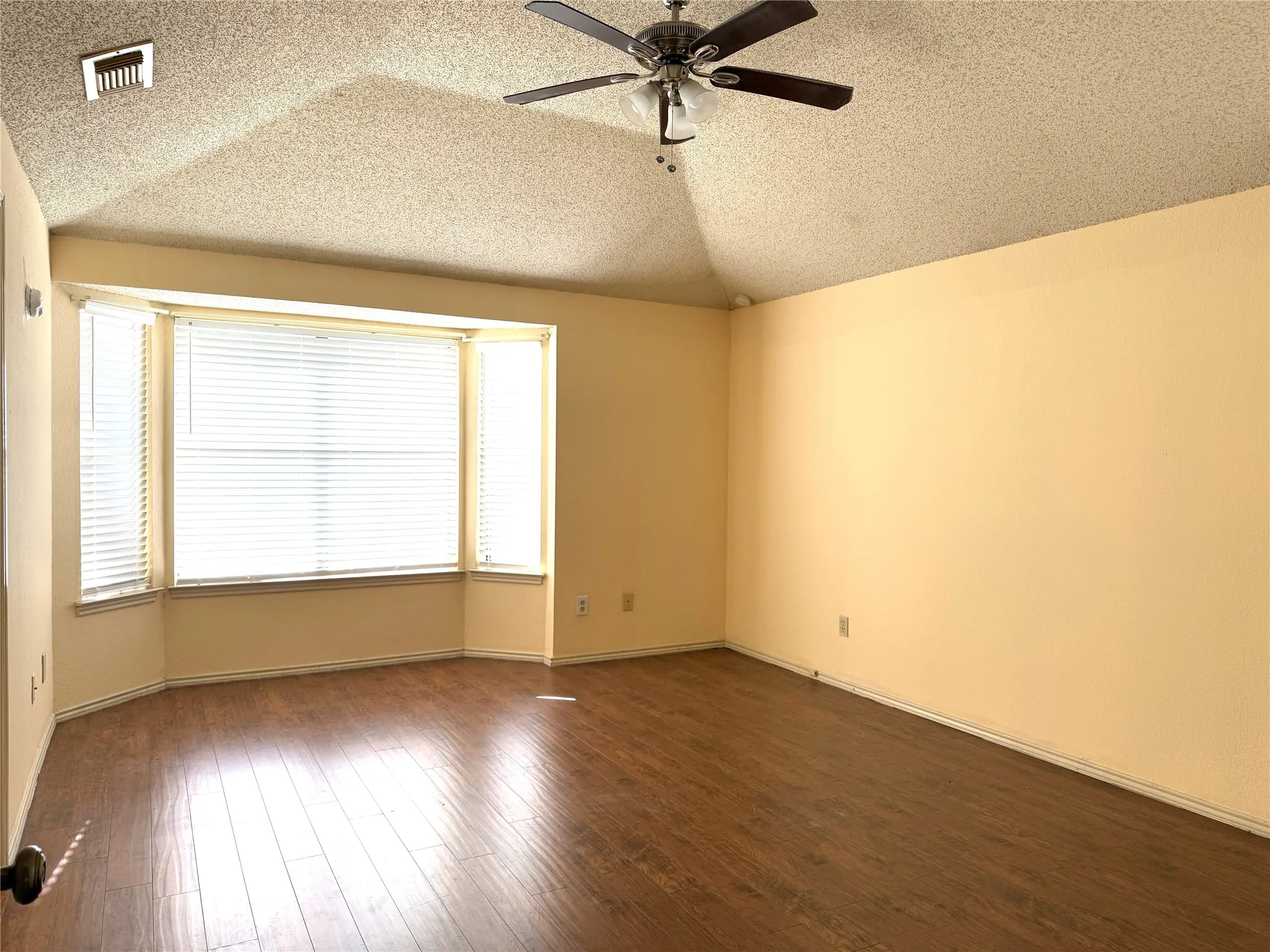 Single Family Residence For Sale in Dallas County , 653 Thompson Drive, Coppell, Texas 75019, 4 Bedroom, 2 Bathroom, 2 Garage spaces, 1,958 Sqft, built in 1986, mls#21383932, Real Estate Agent in Coppell, Homes For Sale in Dallas county, Homes For Sale in Coppell, Realtor in Coppell Texas, Real Estate Brokerage Independent Realty Texas, Luminita Cordes Realtor