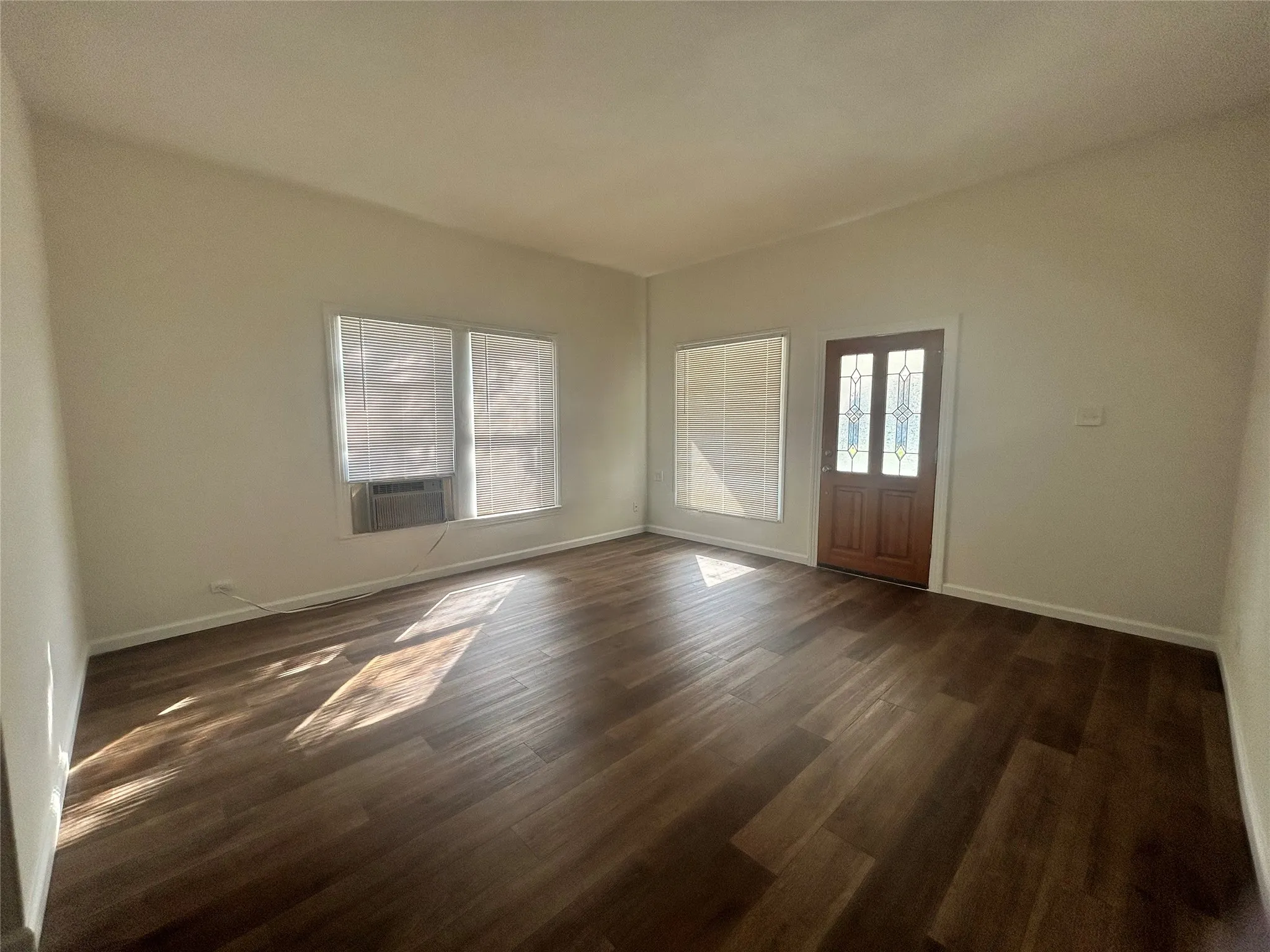 Single Family Residence For Rent in Dallas County , 5611 Tremont Street, Dallas, Texas 75214, 1 Bedroom, 1 Bathroom, 1 Garage spaces, 900 Sqft, built in 1910, mls#21382302, Real Estate Agent in Dallas, Homes For Rent in Dallas county, Homes For Rent in Dallas, Realtor in Dallas Texas, Real Estate Brokerage Independent Realty Texas, Luminita Cordes Realtor