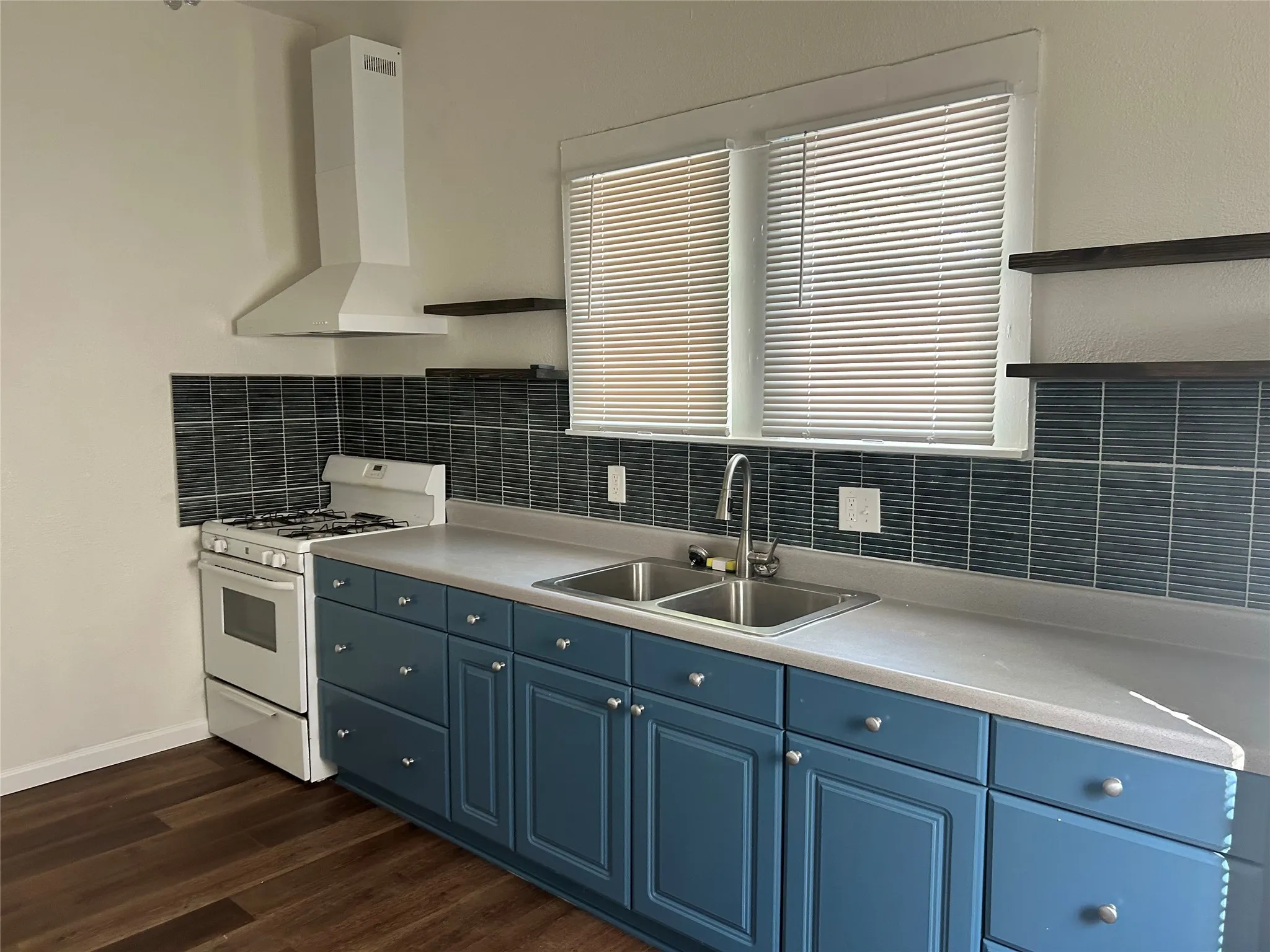Single Family Residence For Rent in Dallas County , 5611 Tremont Street, Dallas, Texas 75214, 1 Bedroom, 1 Bathroom, 1 Garage spaces, 900 Sqft, built in 1910, mls#21382302, Real Estate Agent in Dallas, Homes For Rent in Dallas county, Homes For Rent in Dallas, Realtor in Dallas Texas, Real Estate Brokerage Independent Realty Texas, Luminita Cordes Realtor