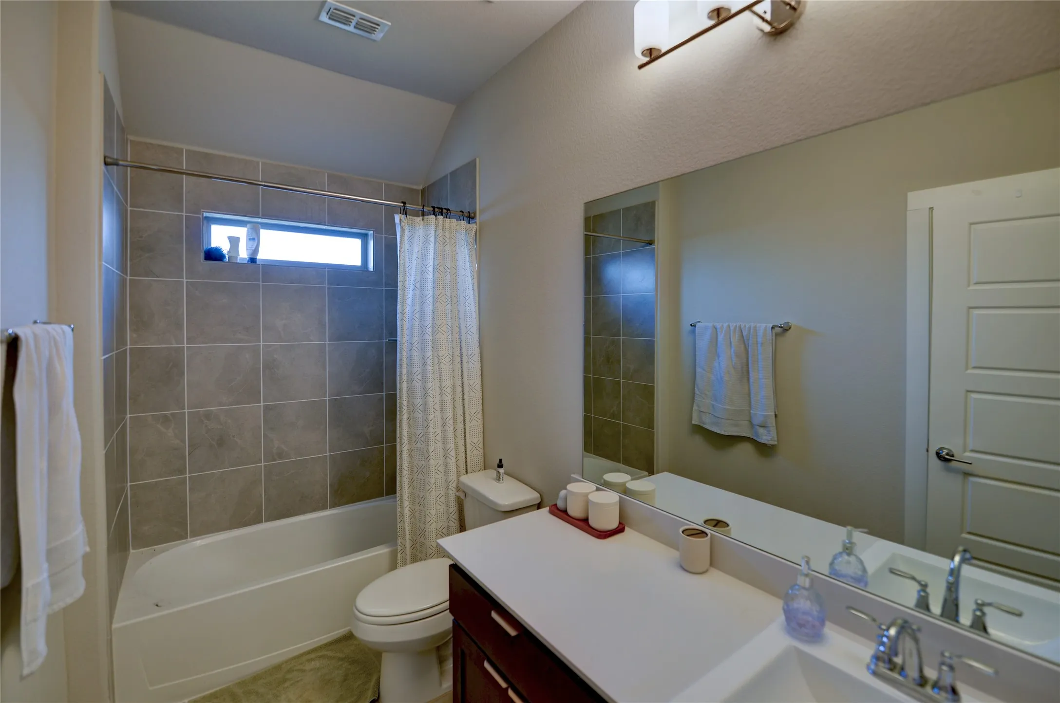 Single Family Residence For Rent in Tarrant County , 5612 Summit Creek Road, Fort Worth, Texas 76126, 4 Bedroom, 3 Bathroom, 2 Garage spaces, 2,193 Sqft, built in 2022, mls#21384162, Real Estate Agent in Fort Worth, Homes For Rent in Tarrant county, Homes For Rent in Fort Worth, Realtor in Fort Worth Texas, Real Estate Brokerage Independent Realty Texas, Luminita Cordes Realtor