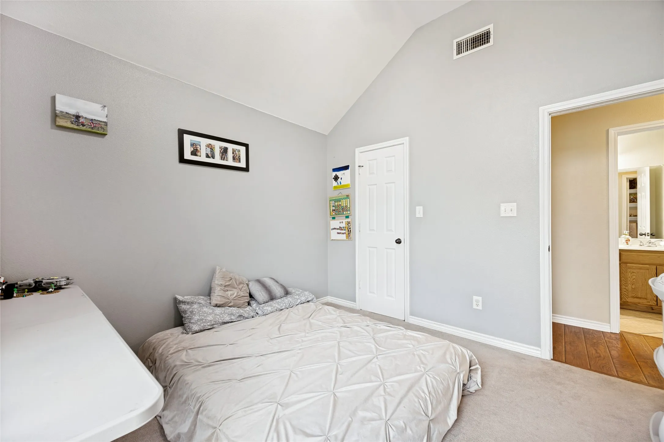 Single Family Residence For Sale in Grayson County , 2701 Valley Ridge Lane, Sherman, Texas 75092, 3 Bedroom, 2 Bathroom, 2 Garage spaces, 1,748 Sqft, built in 2007, mls#21380816, Real Estate Agent in Sherman, Homes For Sale in Grayson county, Homes For Sale in Sherman, Realtor in Sherman Texas, Real Estate Brokerage Independent Realty Texas, Luminita Cordes Realtor