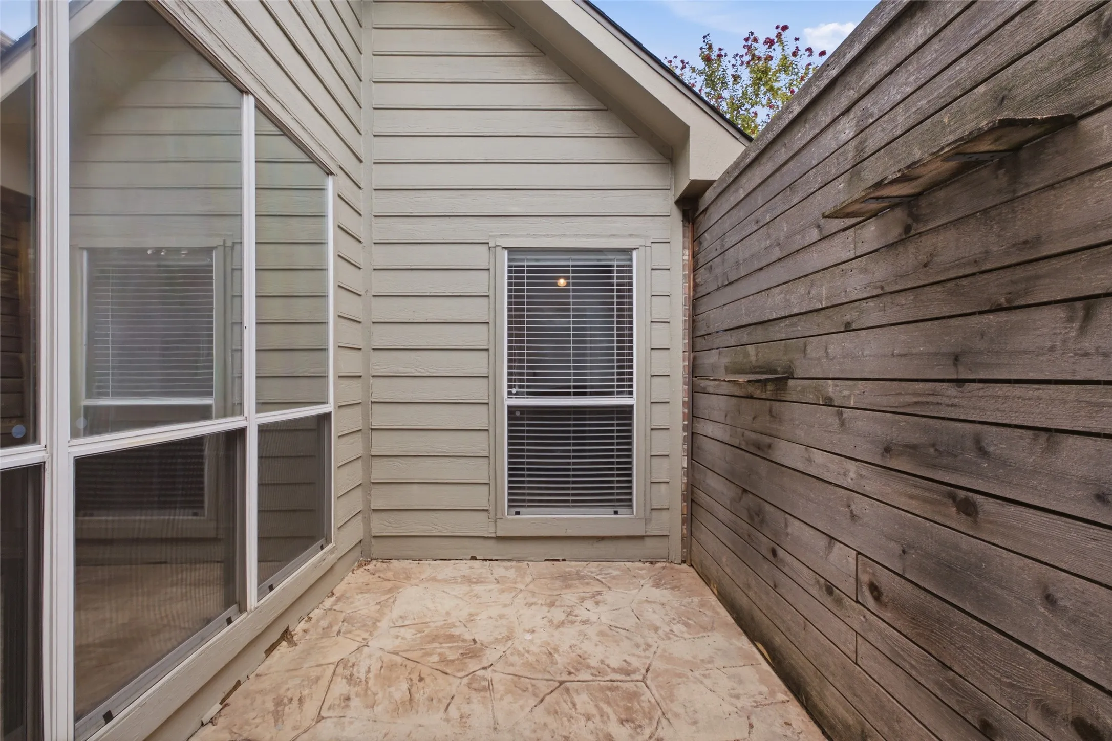 A tucked-away side courtyard in stamped concrete — your own quiet pocket of privacy