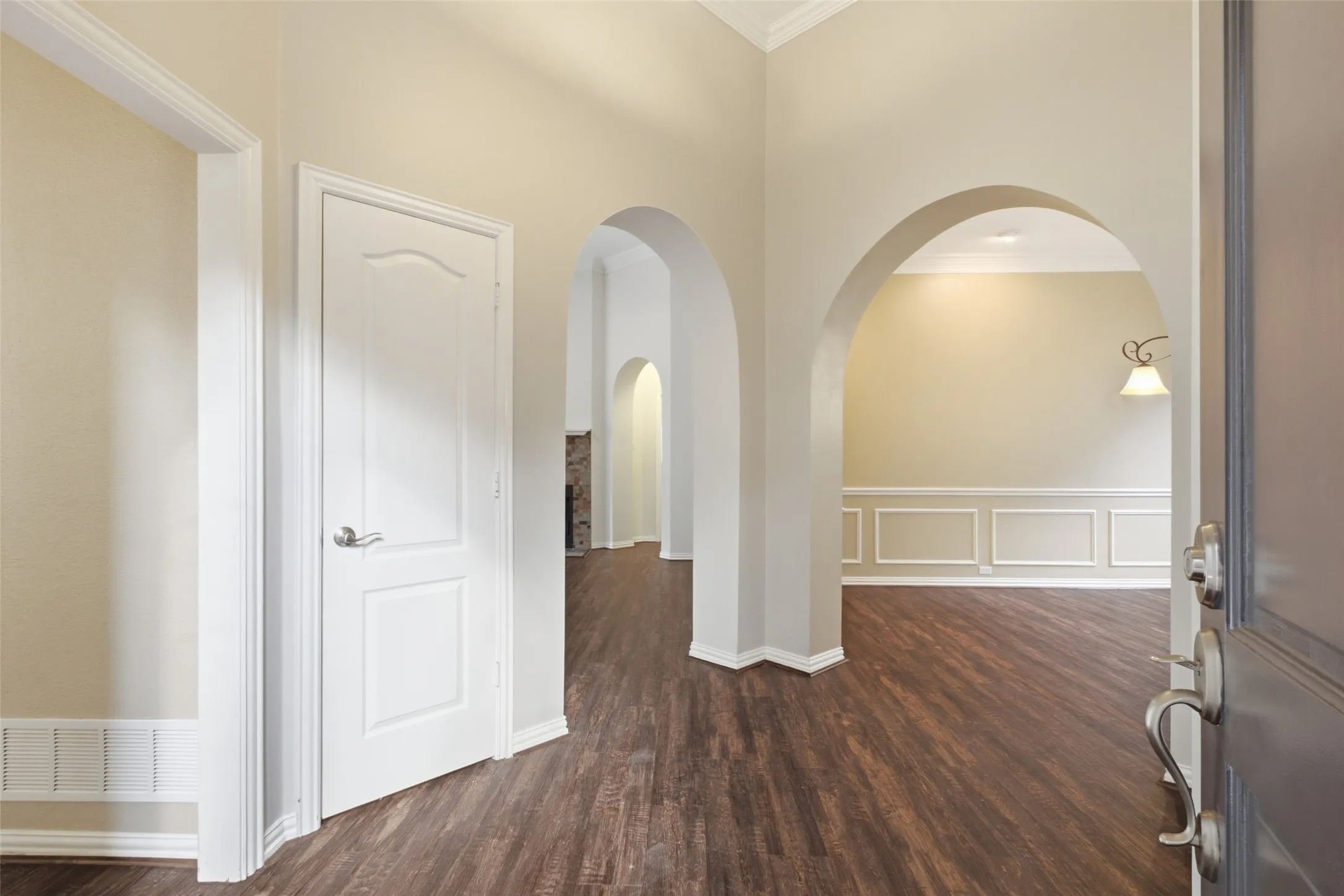 Sculpted archways instead of ordinary doorways; open sightlines from the front door straight to the fireplace