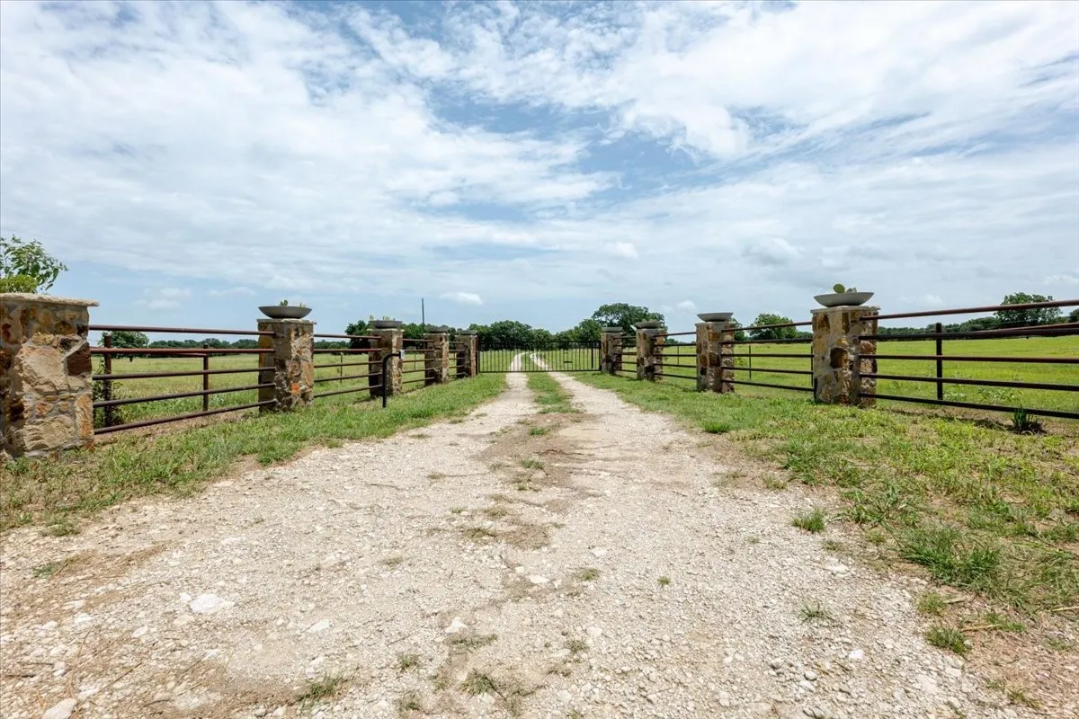 Farm For Sale in Comanche County , 2550 County Road 123, Comanche, Texas 76442, 6 Bedroom, 3 Bathroom, 3 Garage spaces, 2,626 Sqft, built in 2006, mls#21382168, Real Estate Agent in Comanche, Homes For Sale in Comanche county, Homes For Sale in Comanche, Realtor in Comanche Texas, Real Estate Brokerage Independent Realty Texas, Luminita Cordes Realtor