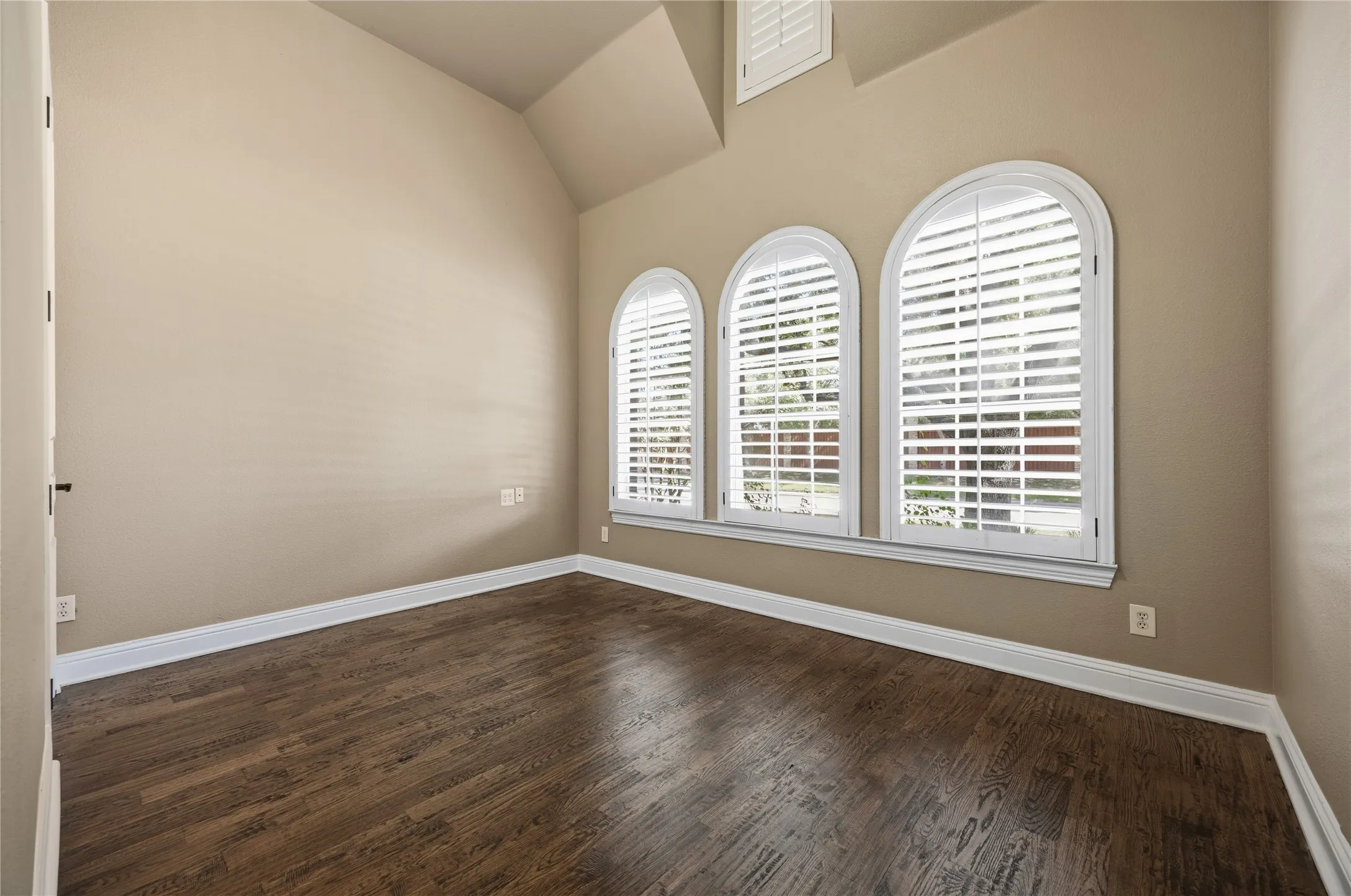 Single Family Residence For Sale in Denton County , 7040 Whisperfield Drive, Plano, Texas 75024, 6 Bedroom, 4 Bathroom, 3 Garage spaces, 4,925 Sqft, built in 2002, mls#21315747, Real Estate Agent in Plano, Homes For Sale in Denton county, Homes For Sale in Plano, Realtor in Plano Texas, Real Estate Brokerage Independent Realty Texas, Luminita Cordes Realtor