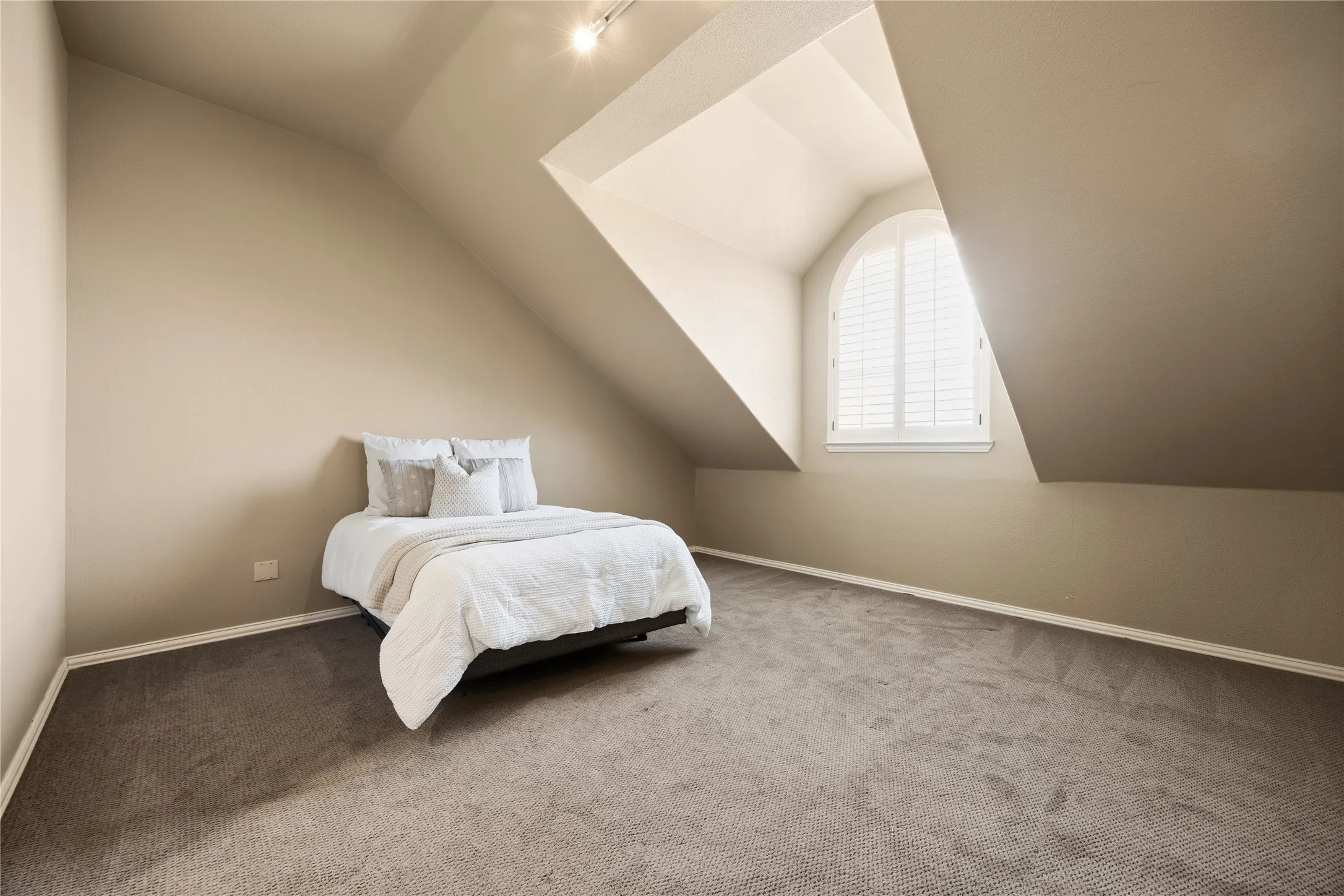 Single Family Residence For Sale in Denton County , 7040 Whisperfield Drive, Plano, Texas 75024, 6 Bedroom, 4 Bathroom, 3 Garage spaces, 4,925 Sqft, built in 2002, mls#21315747, Real Estate Agent in Plano, Homes For Sale in Denton county, Homes For Sale in Plano, Realtor in Plano Texas, Real Estate Brokerage Independent Realty Texas, Luminita Cordes Realtor