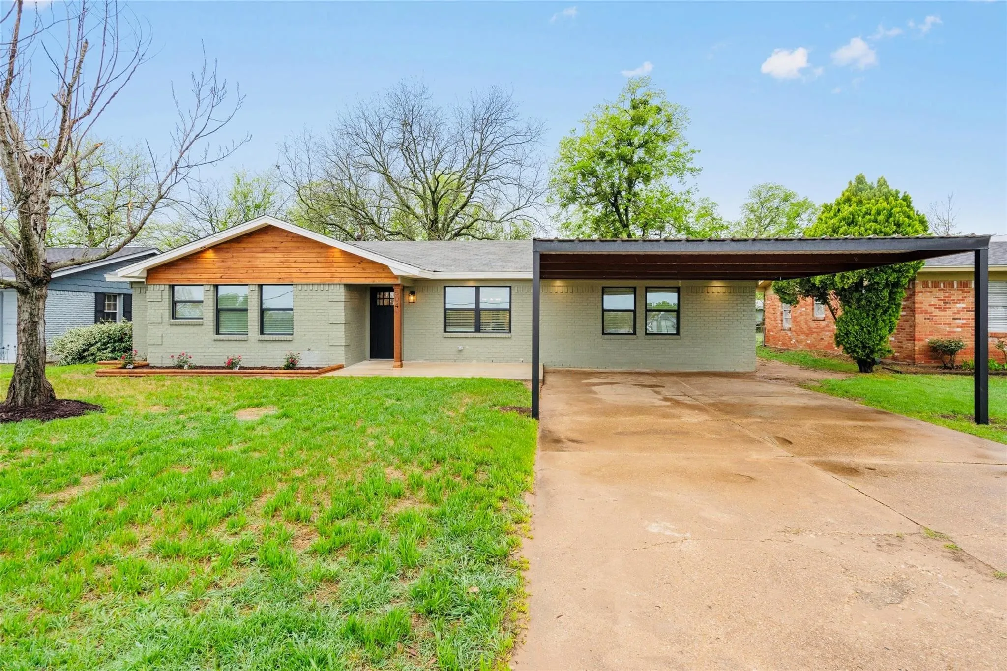 Single Family Residence For Sale in Mc Lennan County , 504 N Main Street, Mc Gregor, Texas 76657, 4 Bedroom, 3 Bathroom, Garage spaces, 1,597 Sqft, built in 1961, mls#21383798, Real Estate Agent in Mc Gregor, Homes For Sale in Mc Lennan county, Homes For Sale in Mc Gregor, Realtor in Mc Gregor Texas, Real Estate Brokerage Independent Realty Texas, Luminita Cordes Realtor
