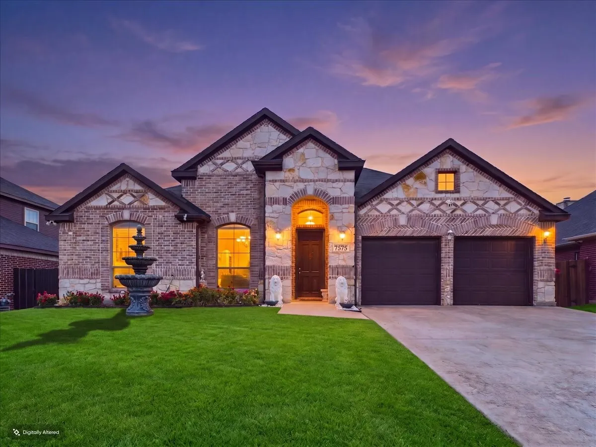 Single Family Residence For Sale in Dallas County , 7575 Saddleridge Drive, Dallas, Texas 75249, 4 Bedroom, 2 Bathroom, 2 Garage spaces, 2,756 Sqft, built in 2017, mls#21382704, Real Estate Agent in Dallas, Homes For Sale in Dallas county, Homes For Sale in Dallas, Realtor in Dallas Texas, Real Estate Brokerage Independent Realty Texas, Luminita Cordes Realtor