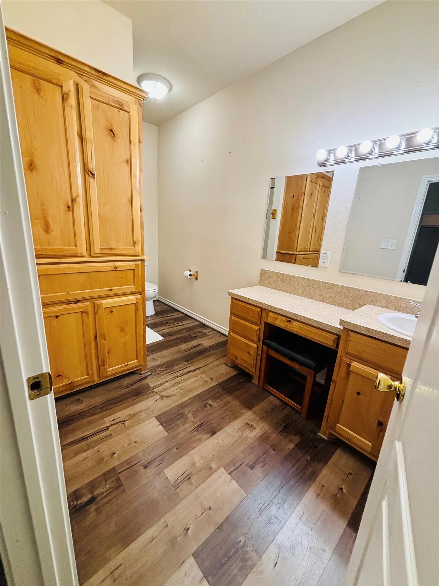 Primary bedroom bathroom