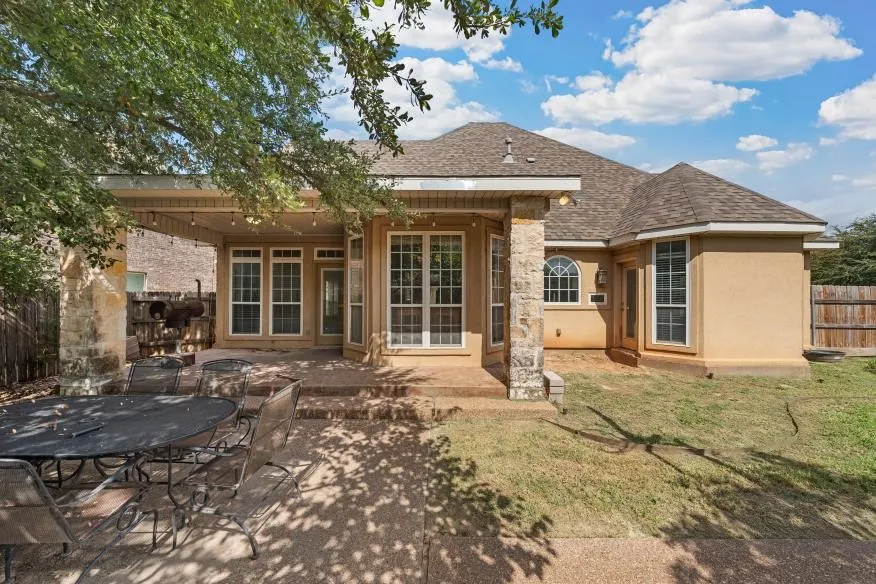 Single Family Residence For Sale in Mc Lennan County , 17015 Stonebriar Road, Woodway, Texas 76712, 3 Bedroom, 3 Bathroom, 2 Garage spaces, 2,651 Sqft, built in 2008, mls#21384166, Real Estate Agent in Woodway, Homes For Sale in Mc Lennan county, Homes For Sale in Woodway, Realtor in Woodway Texas, Real Estate Brokerage Independent Realty Texas, Luminita Cordes Realtor