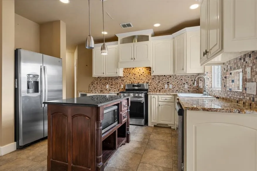 Single Family Residence For Sale in Mc Lennan County , 17015 Stonebriar Road, Woodway, Texas 76712, 3 Bedroom, 3 Bathroom, 2 Garage spaces, 2,651 Sqft, built in 2008, mls#21384166, Real Estate Agent in Woodway, Homes For Sale in Mc Lennan county, Homes For Sale in Woodway, Realtor in Woodway Texas, Real Estate Brokerage Independent Realty Texas, Luminita Cordes Realtor