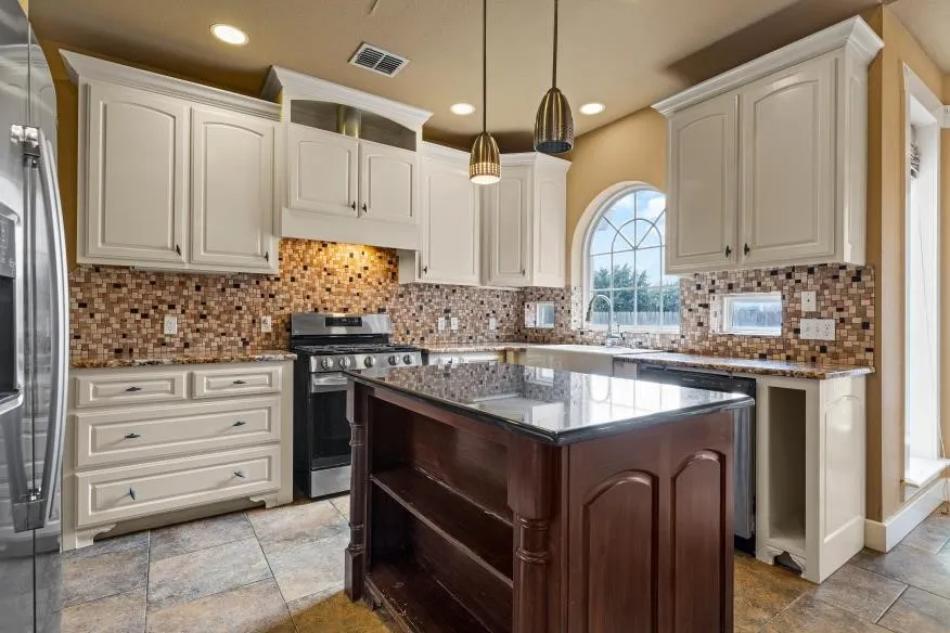 Single Family Residence For Sale in Mc Lennan County , 17015 Stonebriar Road, Woodway, Texas 76712, 3 Bedroom, 3 Bathroom, 2 Garage spaces, 2,651 Sqft, built in 2008, mls#21384166, Real Estate Agent in Woodway, Homes For Sale in Mc Lennan county, Homes For Sale in Woodway, Realtor in Woodway Texas, Real Estate Brokerage Independent Realty Texas, Luminita Cordes Realtor
