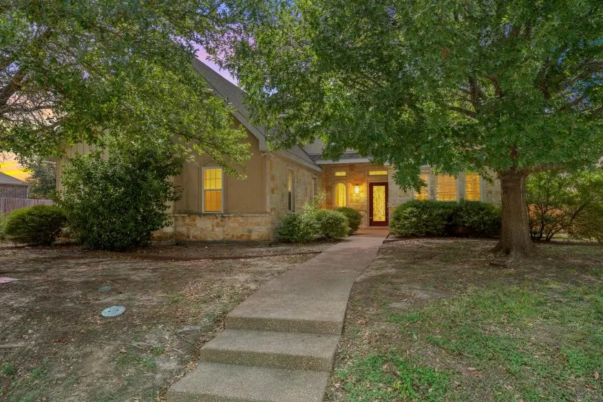 Single Family Residence For Sale in Mc Lennan County , 17015 Stonebriar Road, Woodway, Texas 76712, 3 Bedroom, 3 Bathroom, 2 Garage spaces, 2,651 Sqft, built in 2008, mls#21384166, Real Estate Agent in Woodway, Homes For Sale in Mc Lennan county, Homes For Sale in Woodway, Realtor in Woodway Texas, Real Estate Brokerage Independent Realty Texas, Luminita Cordes Realtor