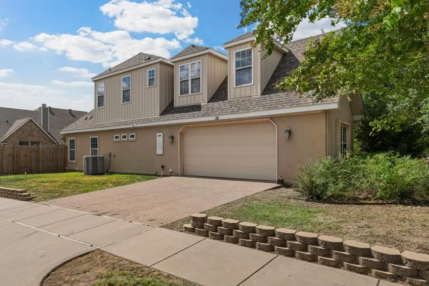 Single Family Residence For Sale in Mc Lennan County , 17015 Stonebriar Road, Woodway, Texas 76712, 3 Bedroom, 3 Bathroom, 2 Garage spaces, 2,651 Sqft, built in 2008, mls#21384166, Real Estate Agent in Woodway, Homes For Sale in Mc Lennan county, Homes For Sale in Woodway, Realtor in Woodway Texas, Real Estate Brokerage Independent Realty Texas, Luminita Cordes Realtor