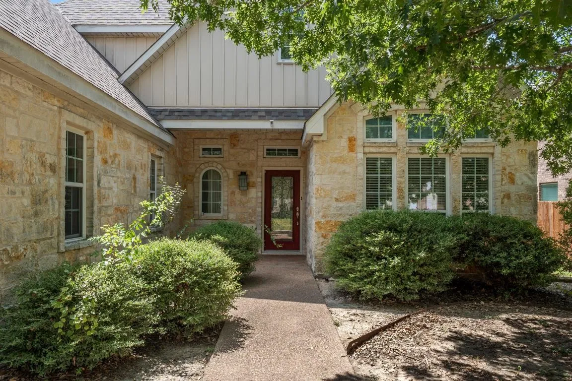 Single Family Residence For Sale in Mc Lennan County , 17015 Stonebriar Road, Woodway, Texas 76712, 3 Bedroom, 3 Bathroom, 2 Garage spaces, 2,651 Sqft, built in 2008, mls#21384166, Real Estate Agent in Woodway, Homes For Sale in Mc Lennan county, Homes For Sale in Woodway, Realtor in Woodway Texas, Real Estate Brokerage Independent Realty Texas, Luminita Cordes Realtor